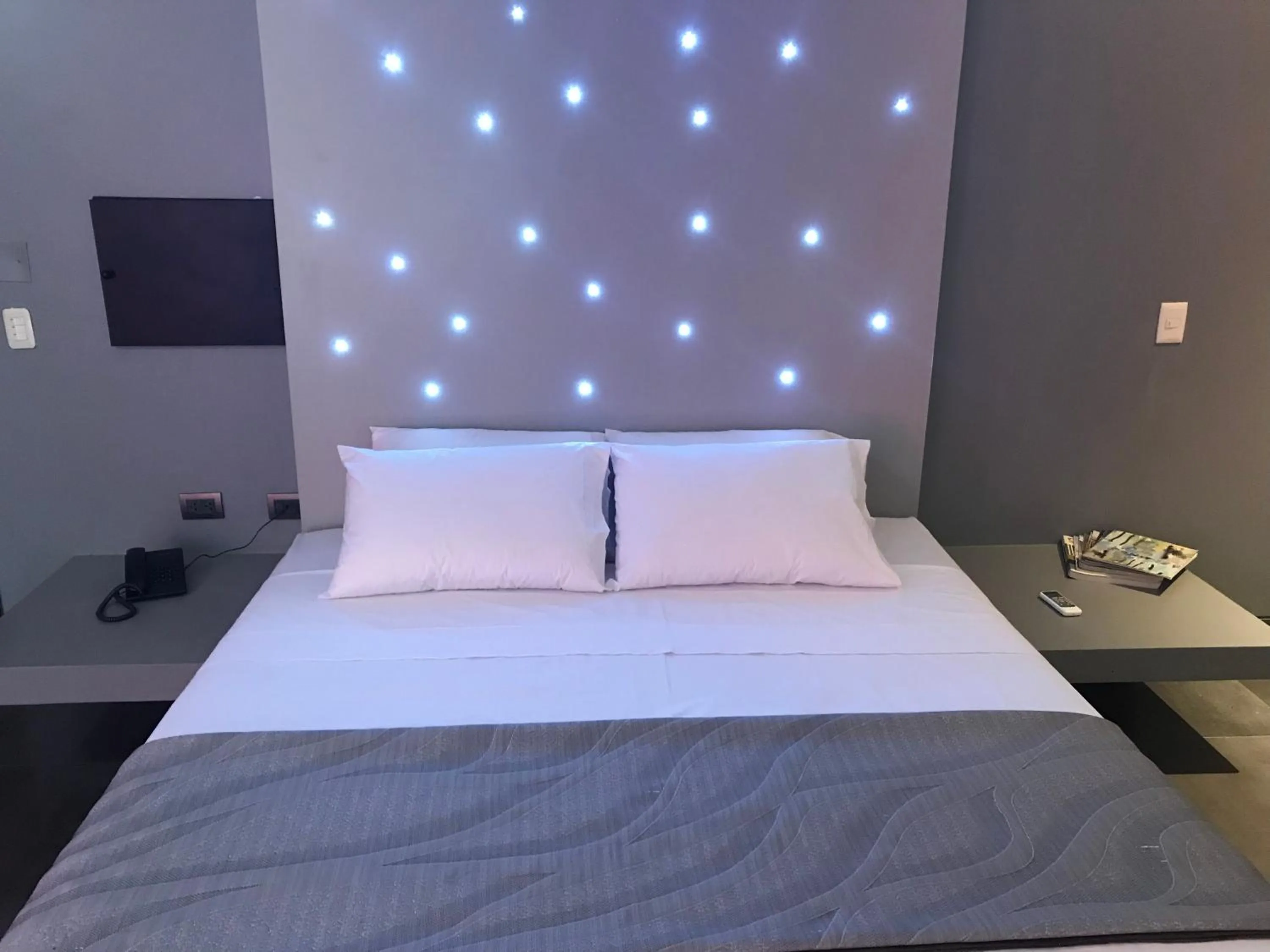 Shower, Bed in Hotel G