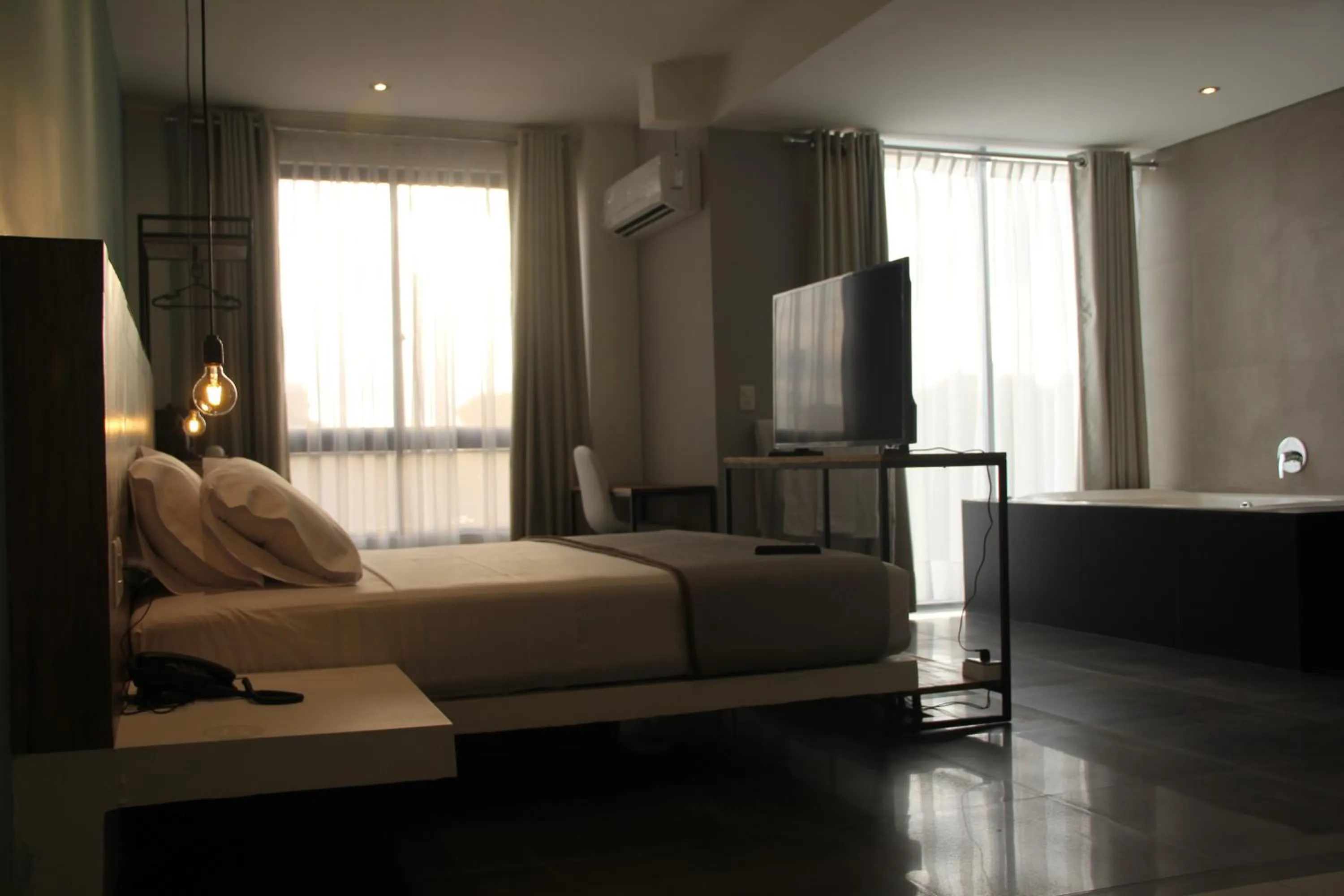 Hot Tub, Bed in Hotel G