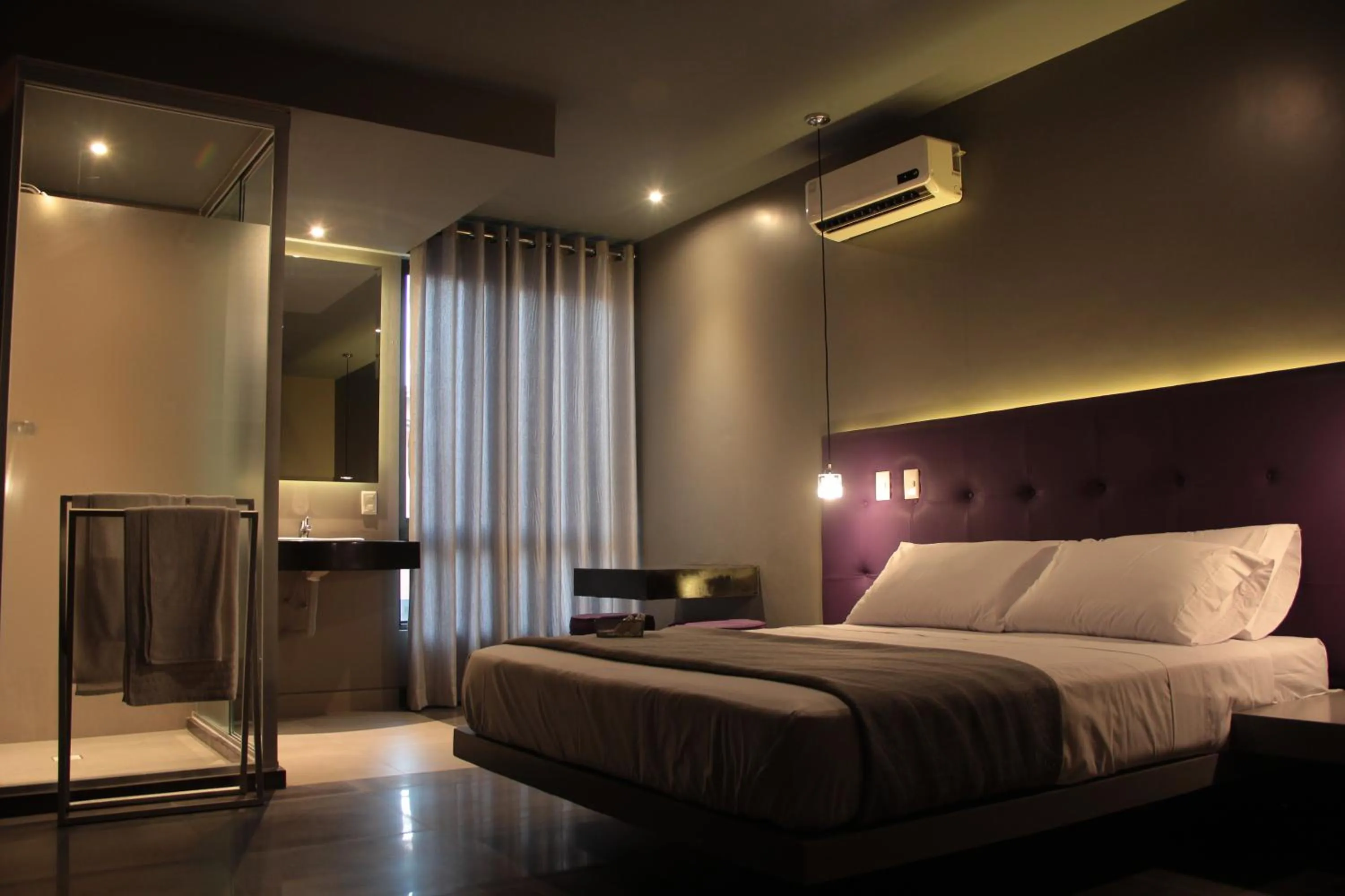 Shower, Bed in Hotel G