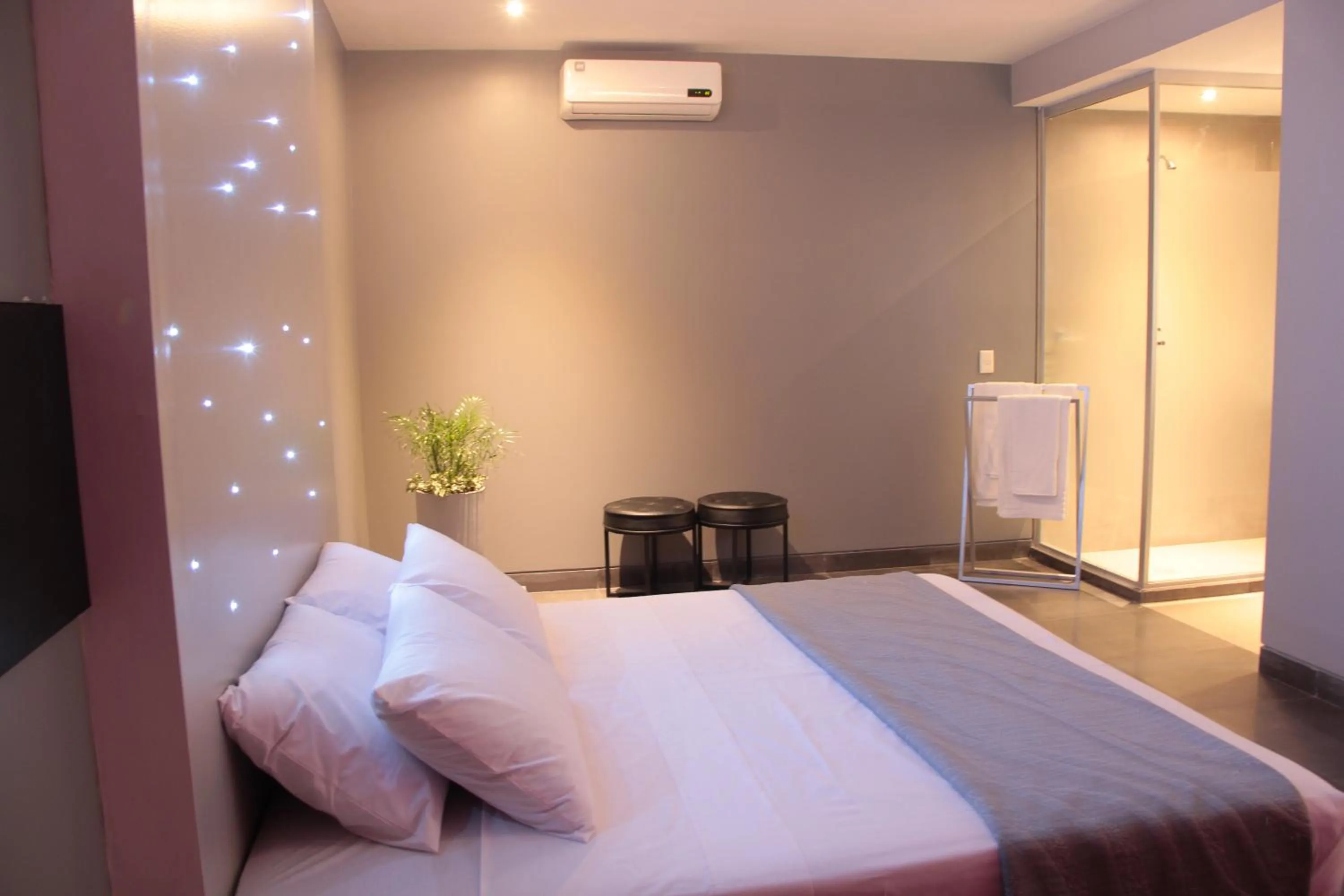 Shower, Bed in Hotel G