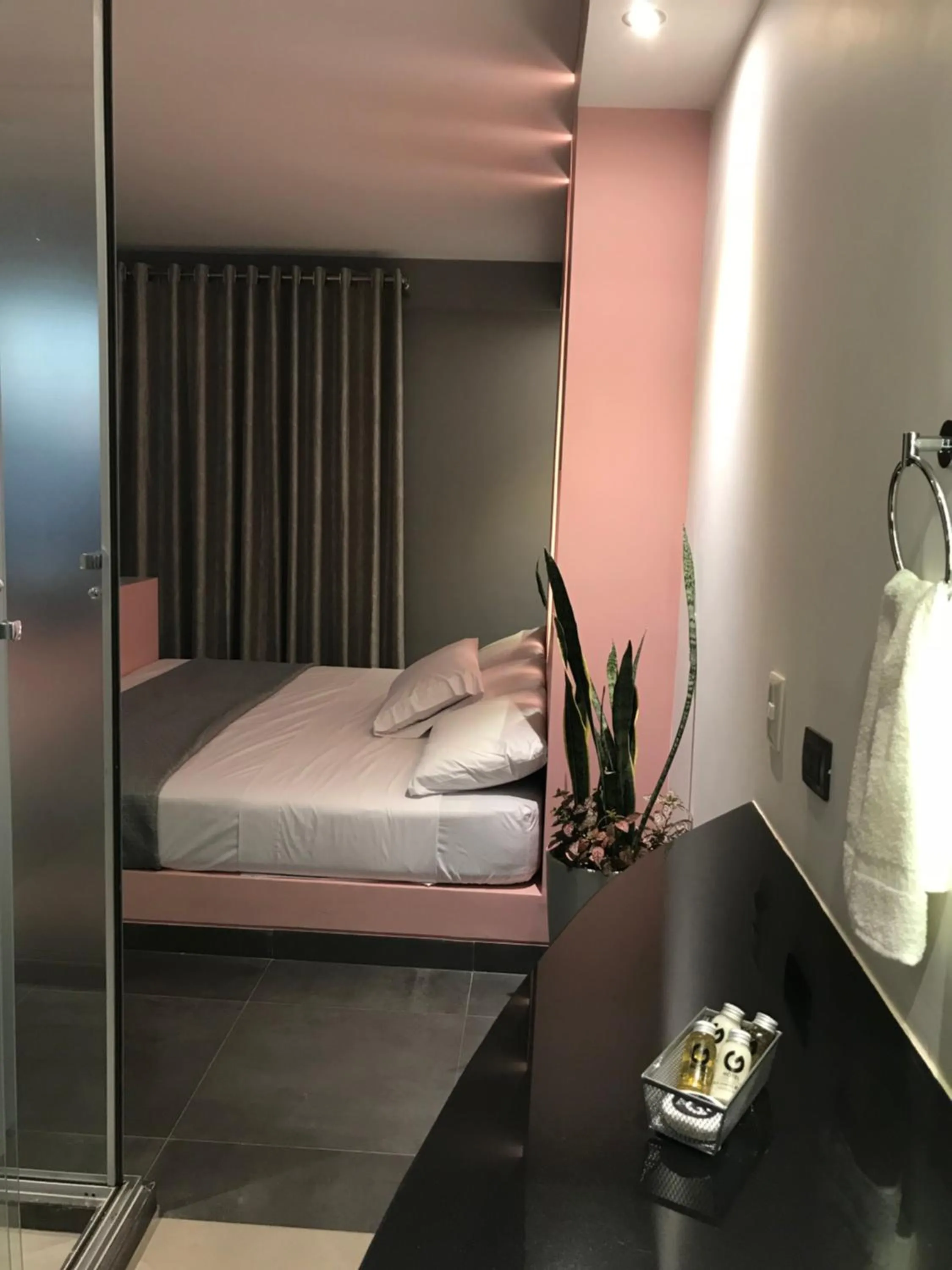 Shower, Bed in Hotel G