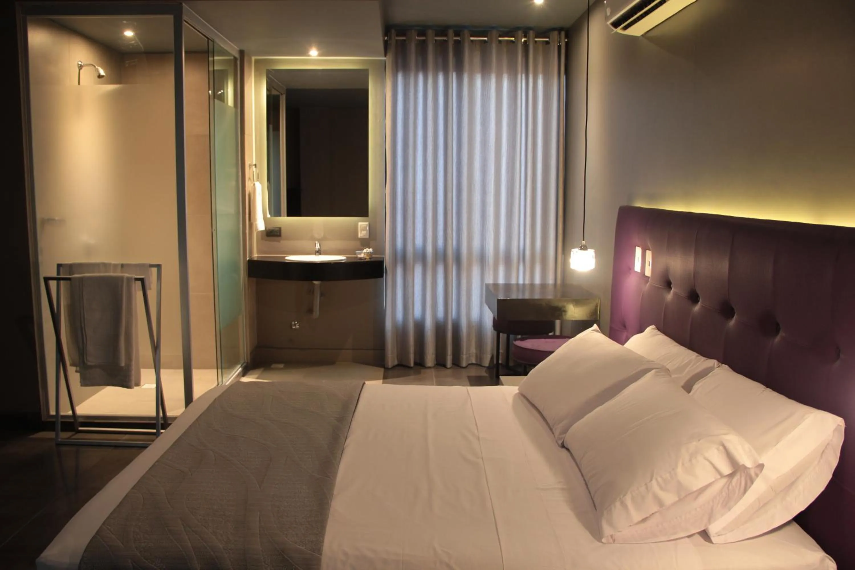 Shower, Bed in Hotel G