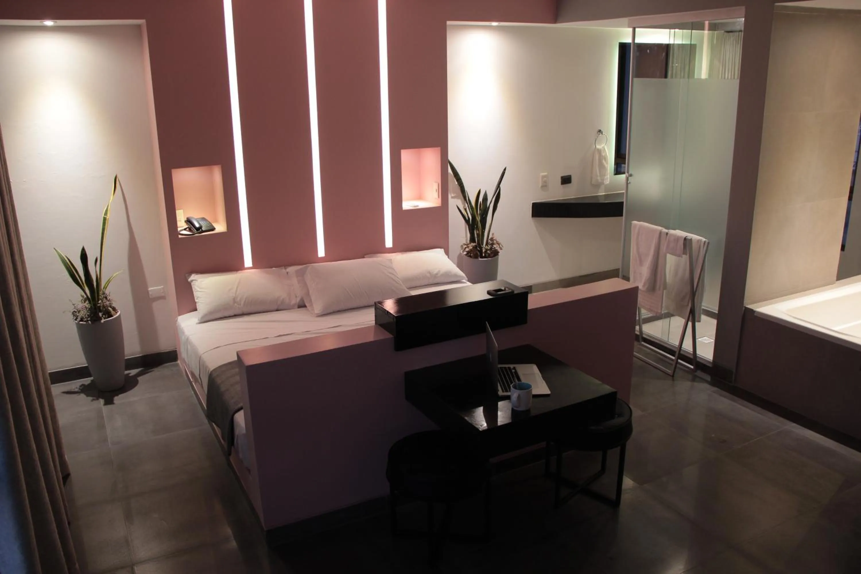 Shower, Bed in Hotel G