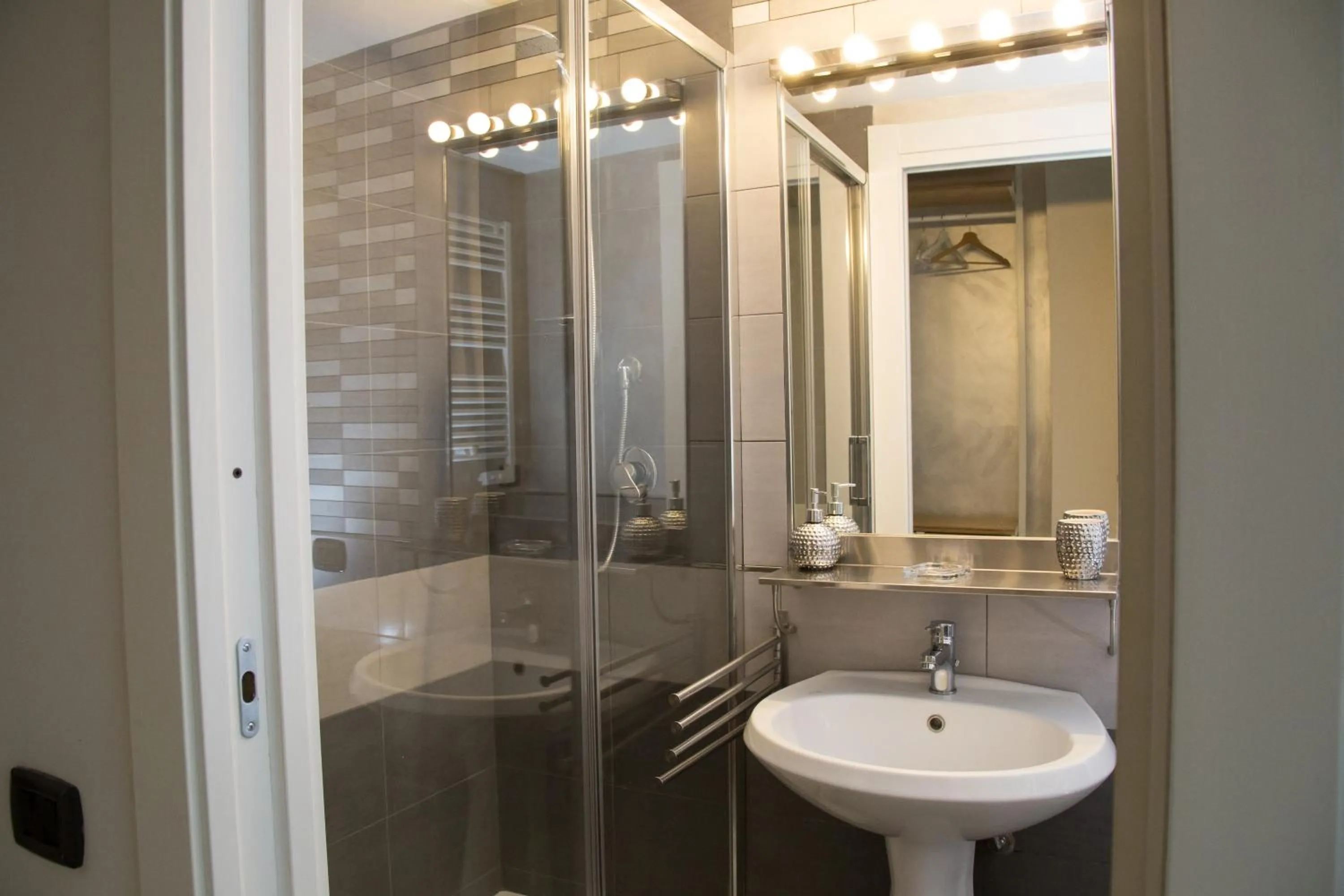 Shower in Art in B&B