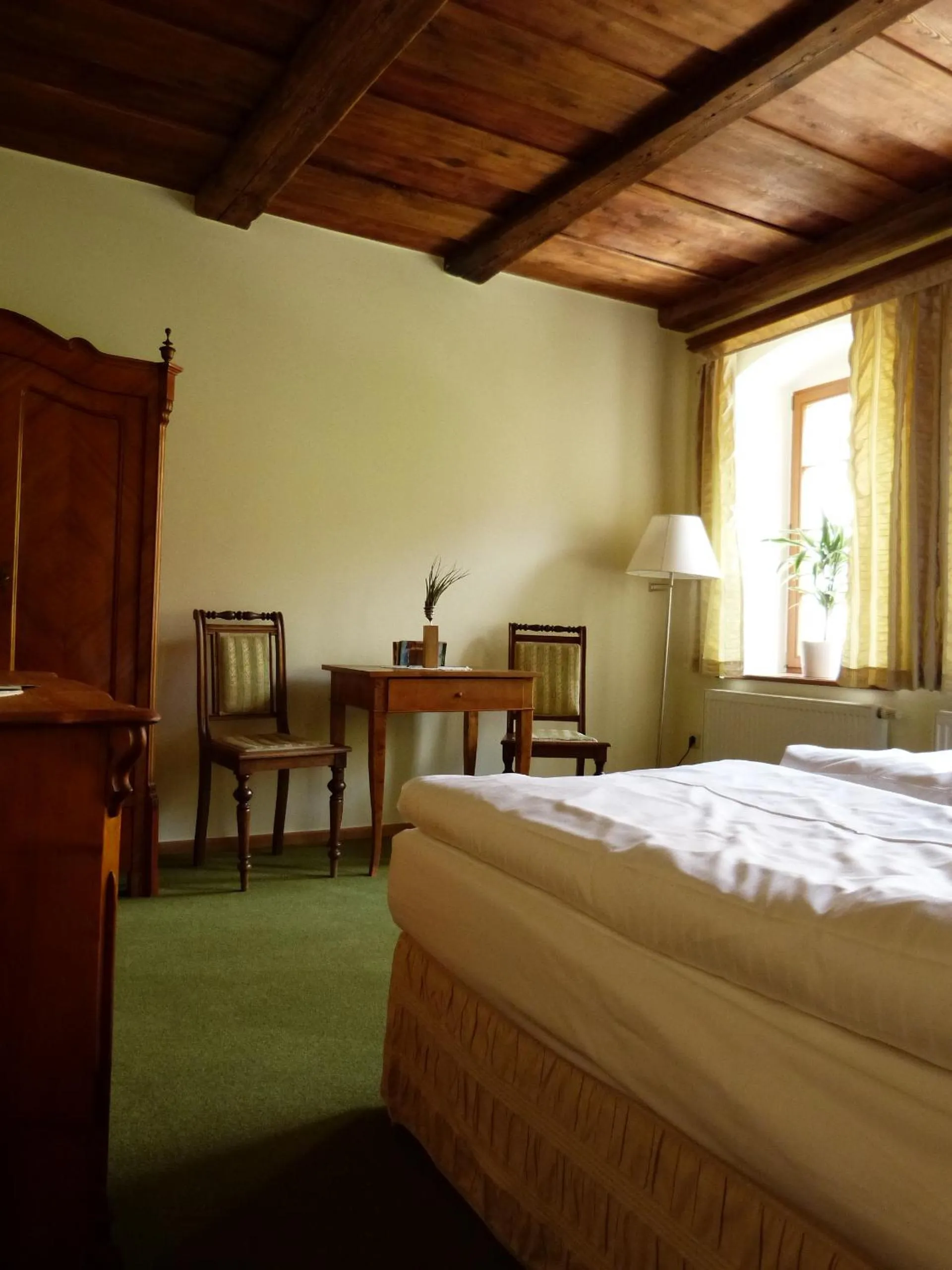 Photo of the whole room, Bed in Hotel und Gasthof Dreibeiniger Hund