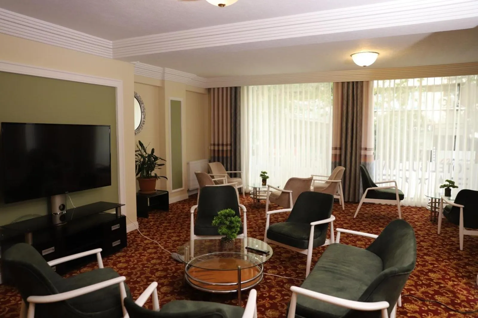 Communal lounge/ TV room in Buldum Otel