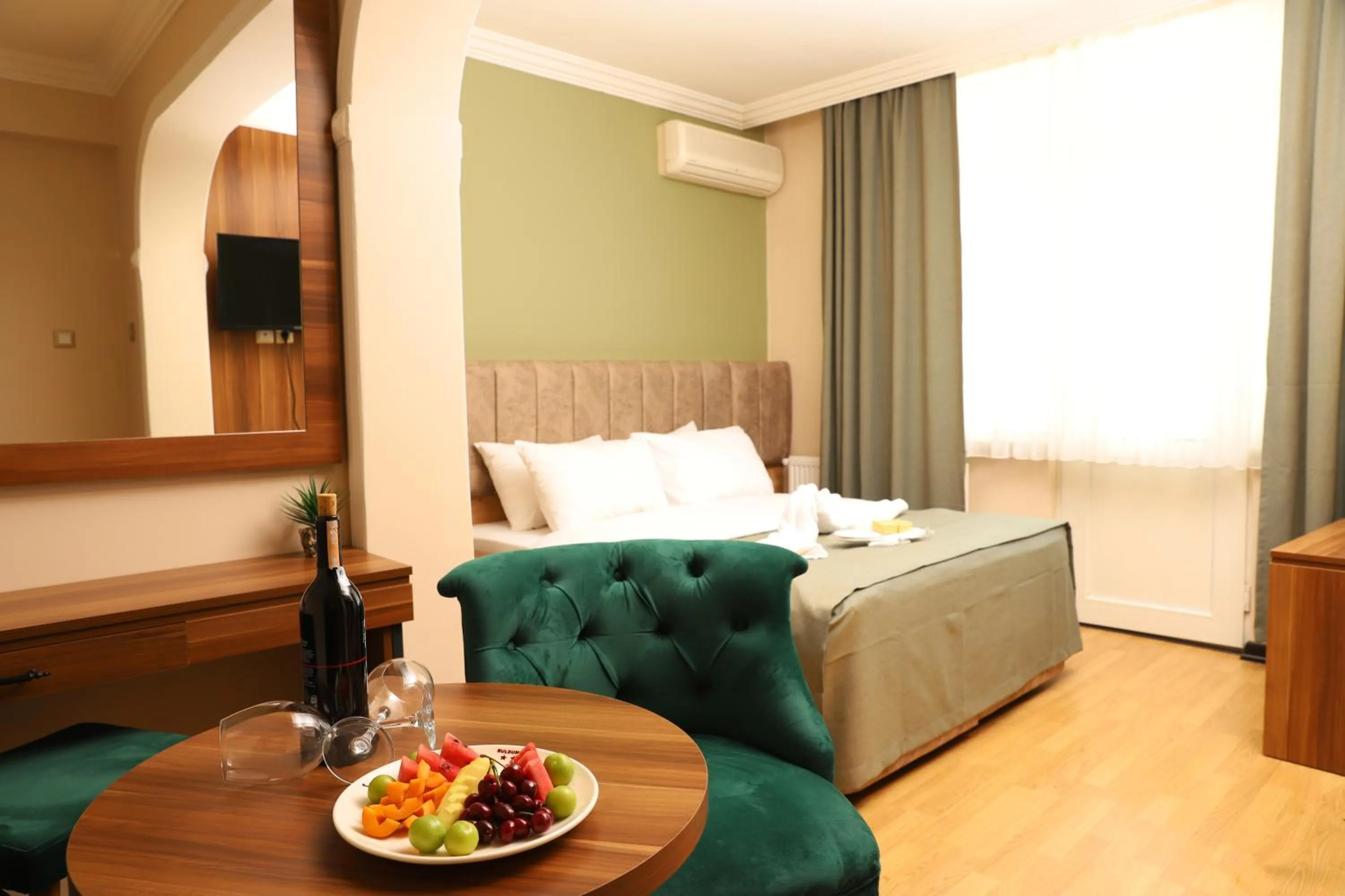 Seating area, Bed in Buldum Otel