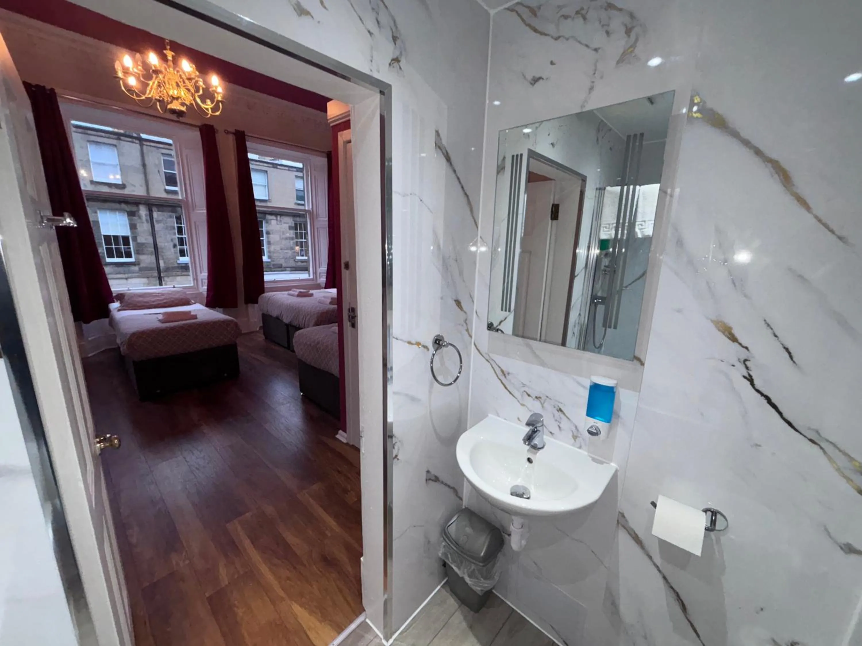 Bathroom in Regent House Hotel - City Centre Hotel