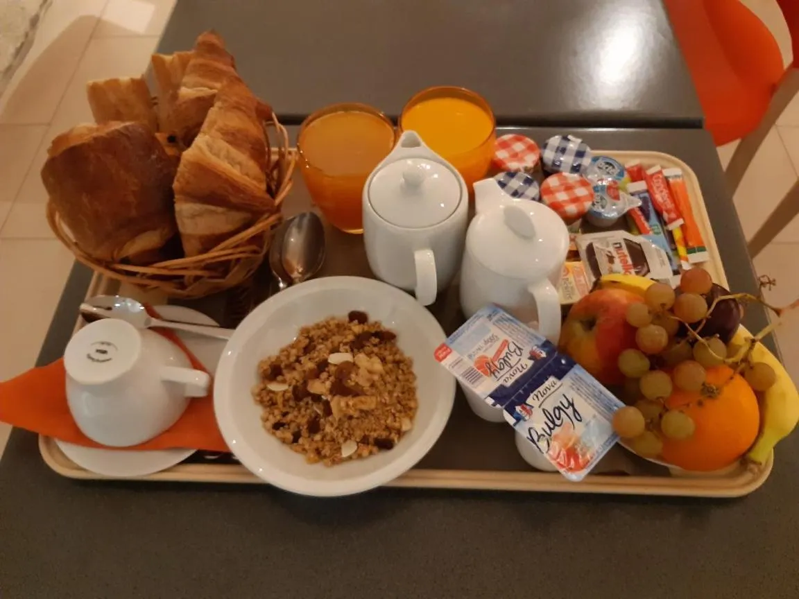 Breakfast in Hôtel Le Relais Saint Charles