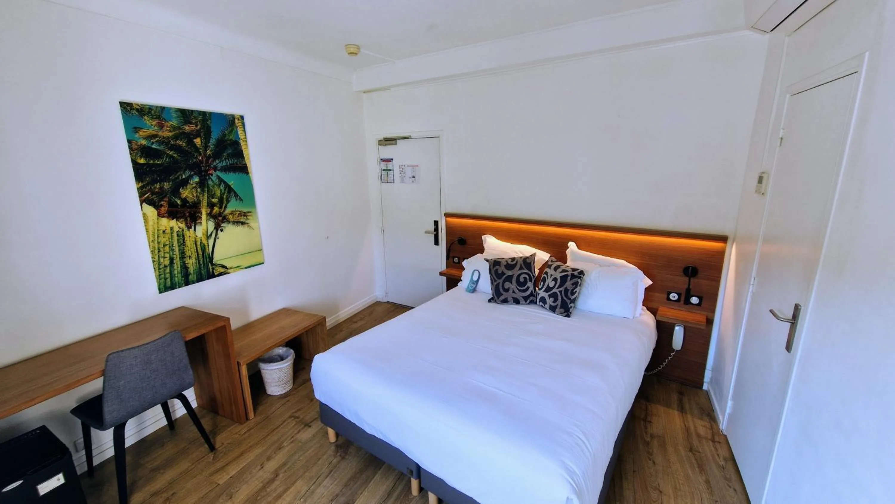 Bed in Hotel B Lodge