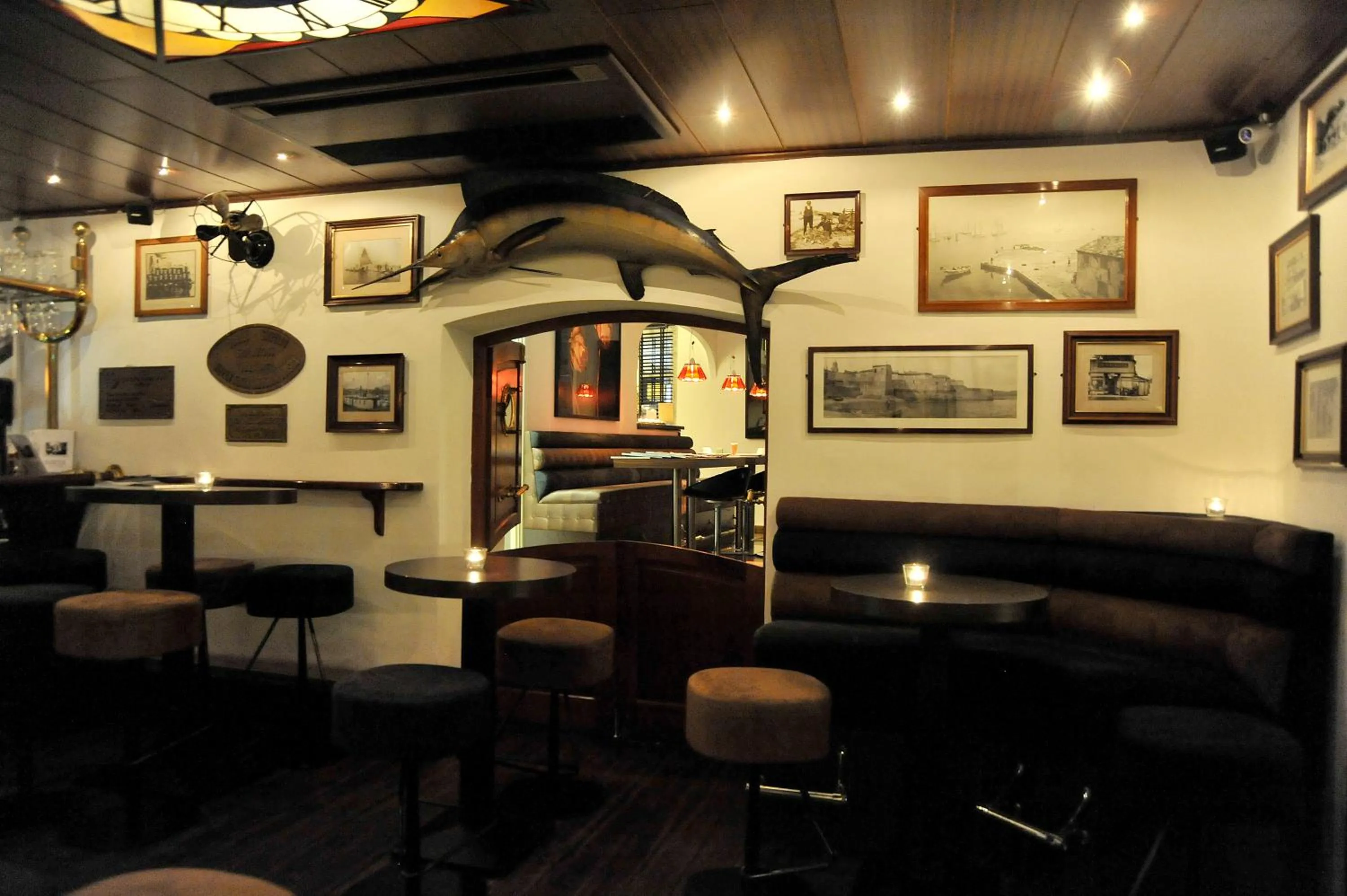 Lounge or bar in Hotel B Lodge