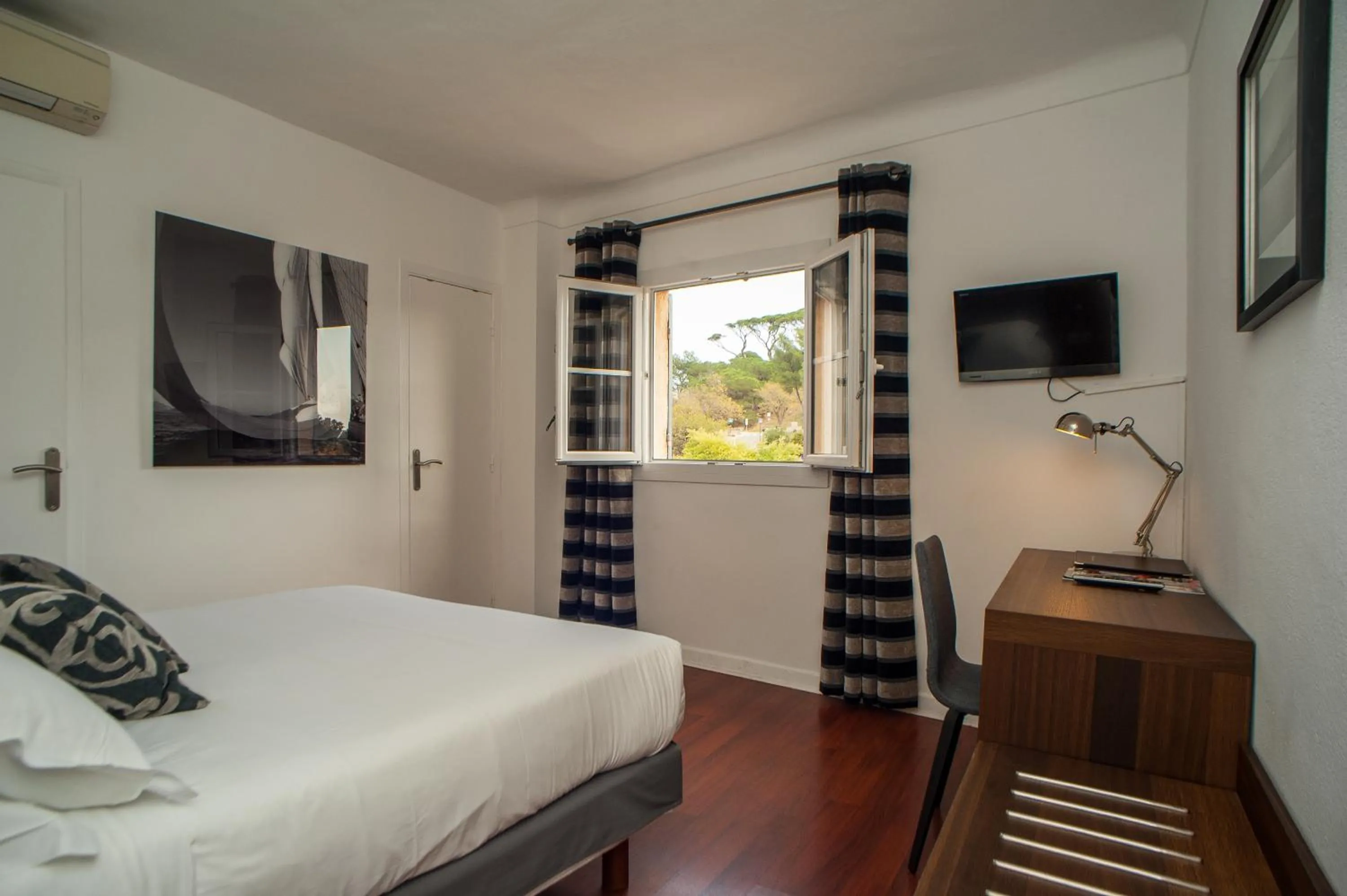 Bed in Hotel B Lodge