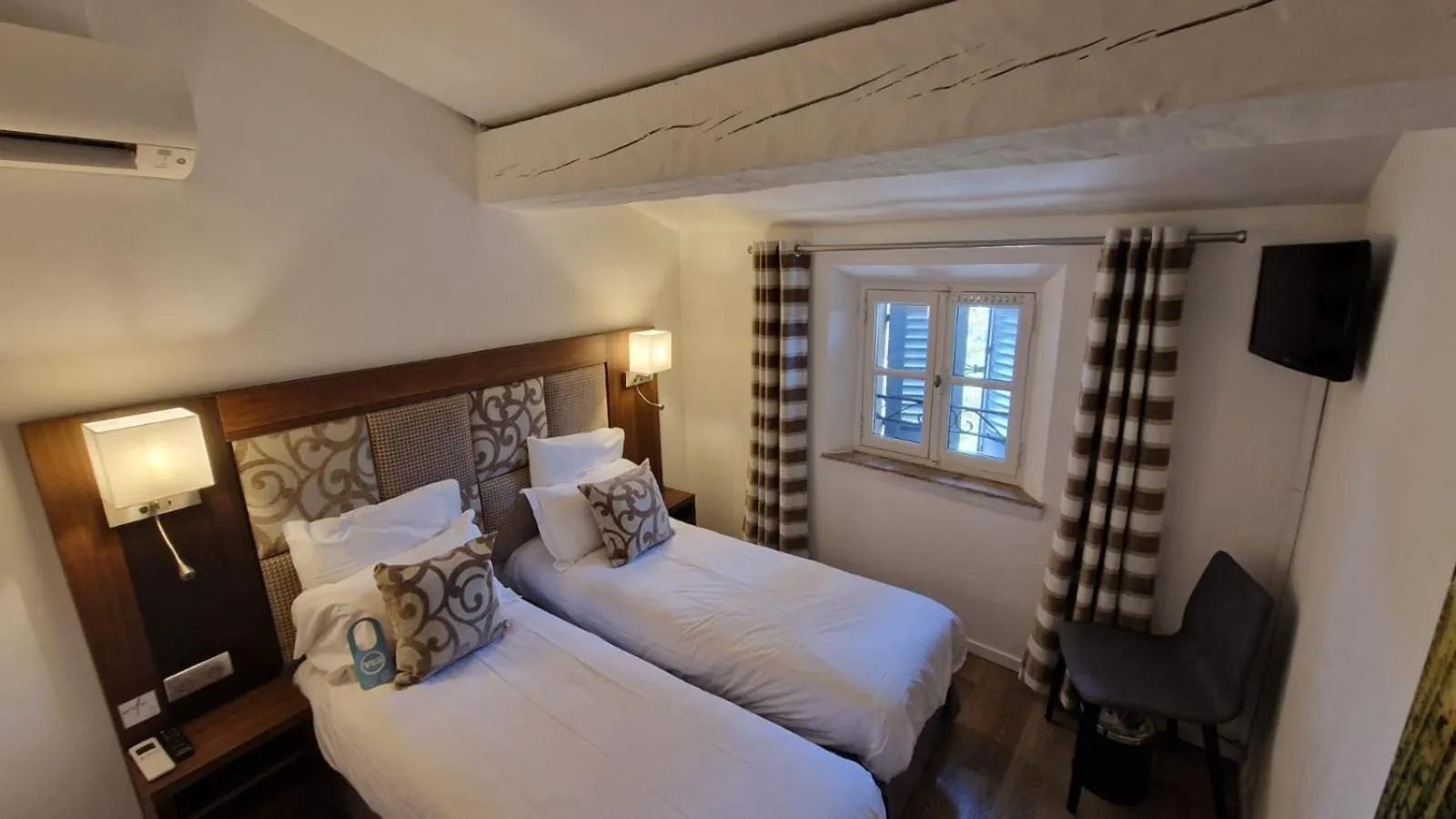 Bed in Hotel B Lodge