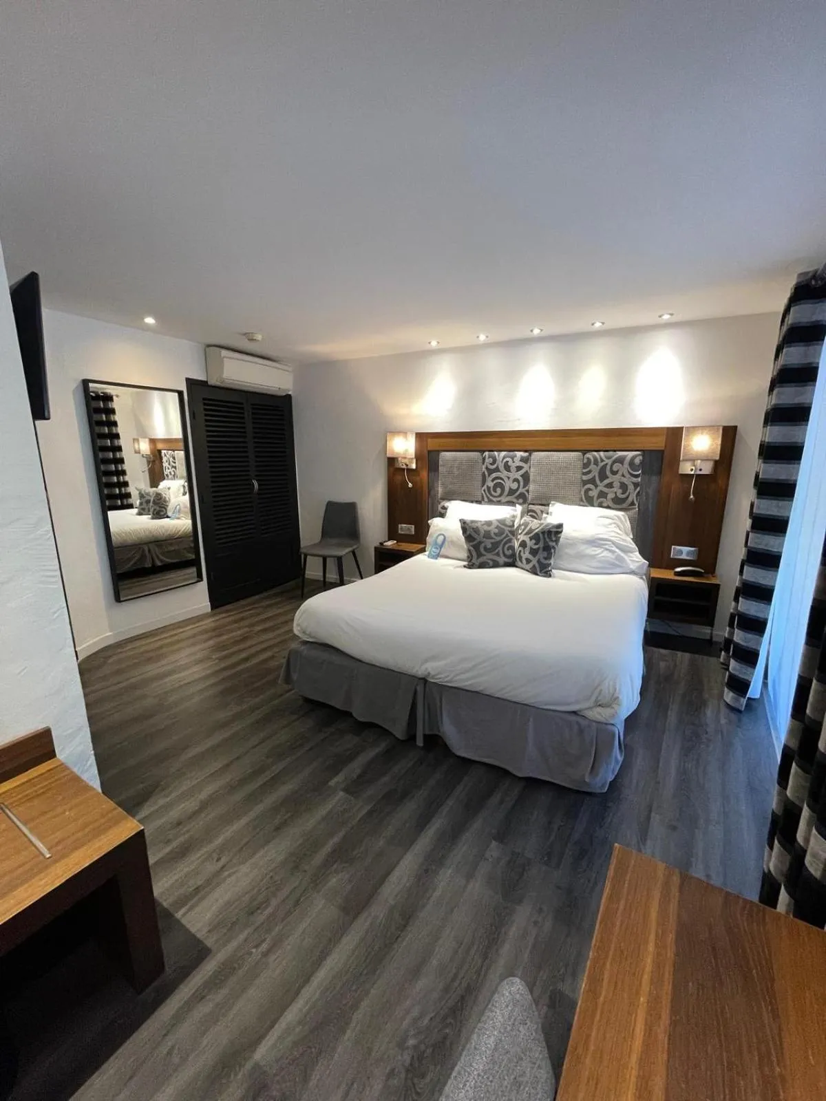 Bed in Hotel B Lodge