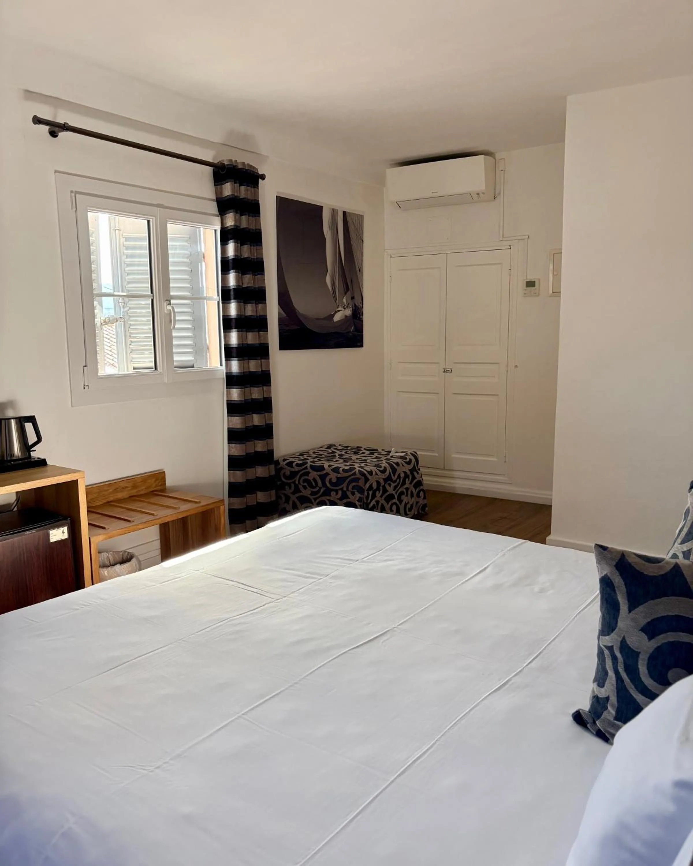 Bed in Hotel B Lodge