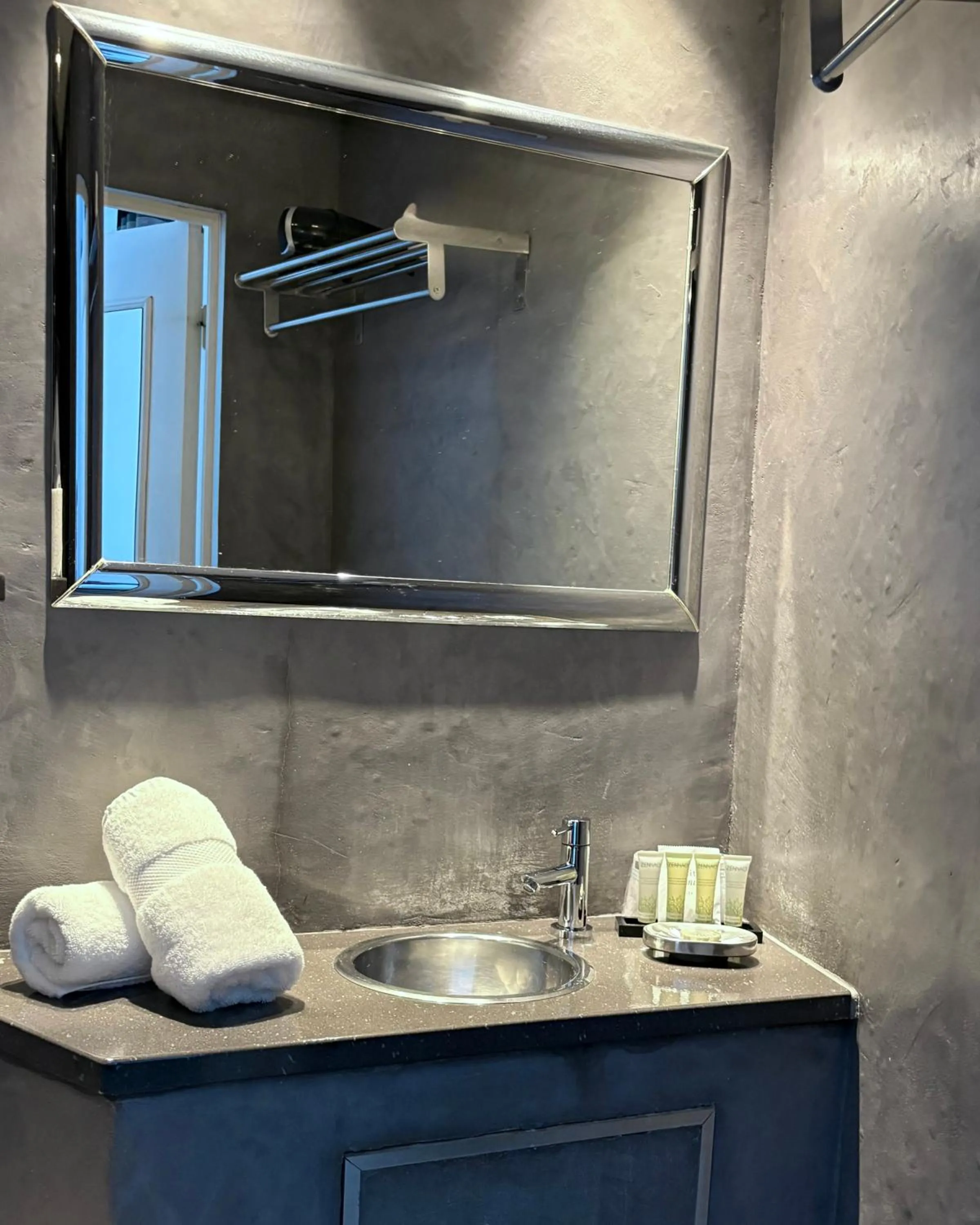 Bathroom in Hotel B Lodge