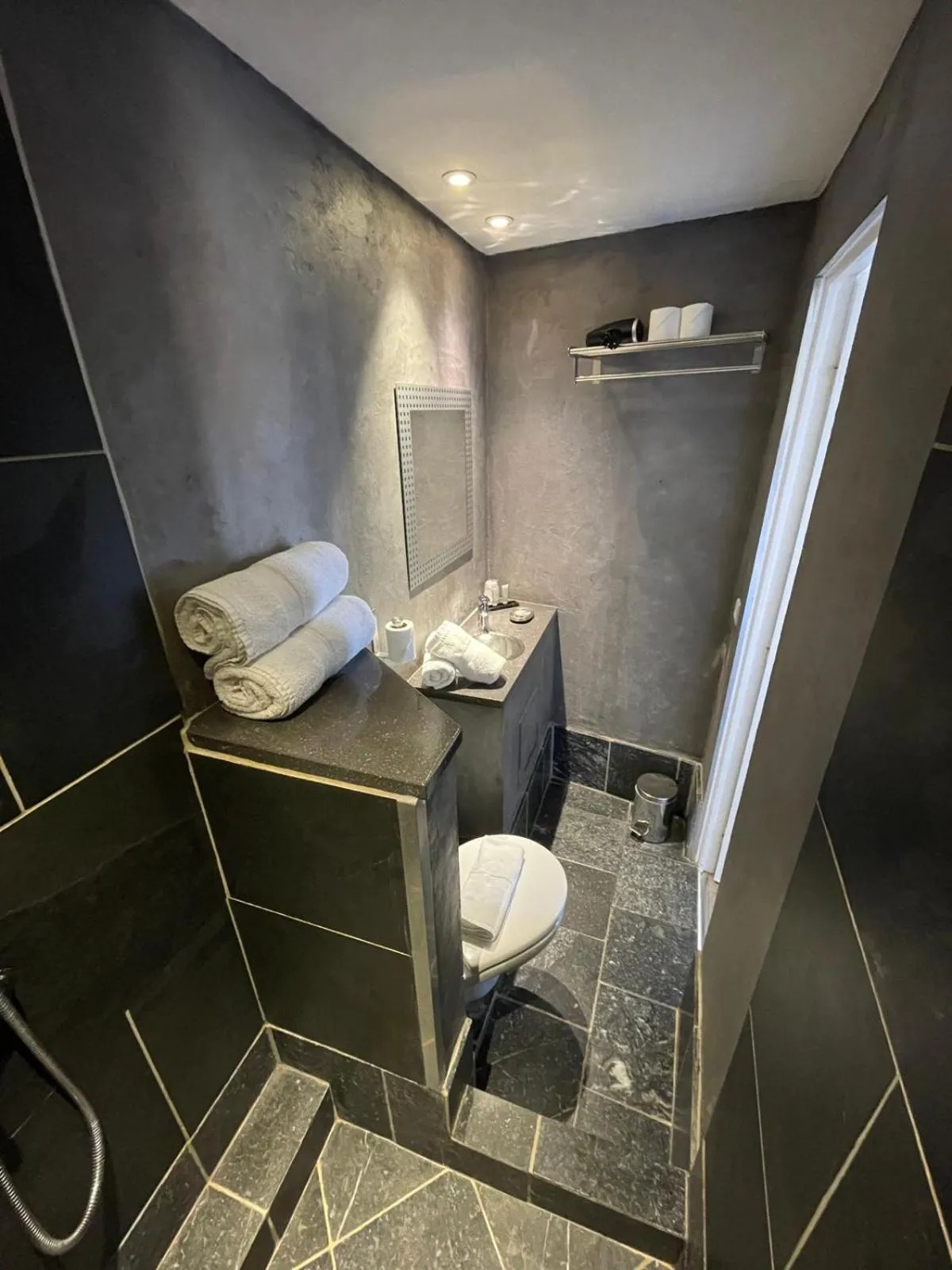 Bathroom in Hotel B Lodge