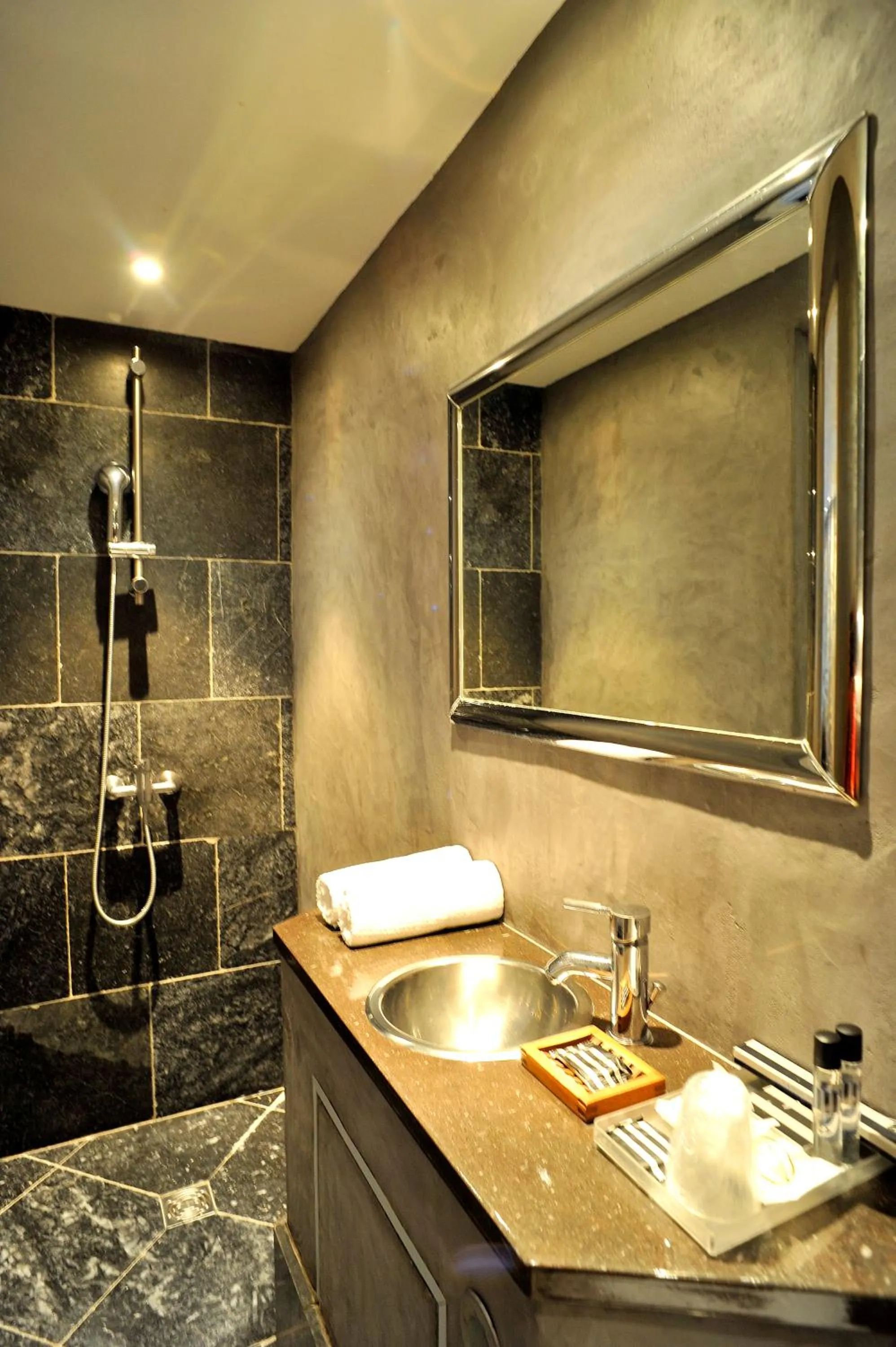 Bathroom in Hotel B Lodge