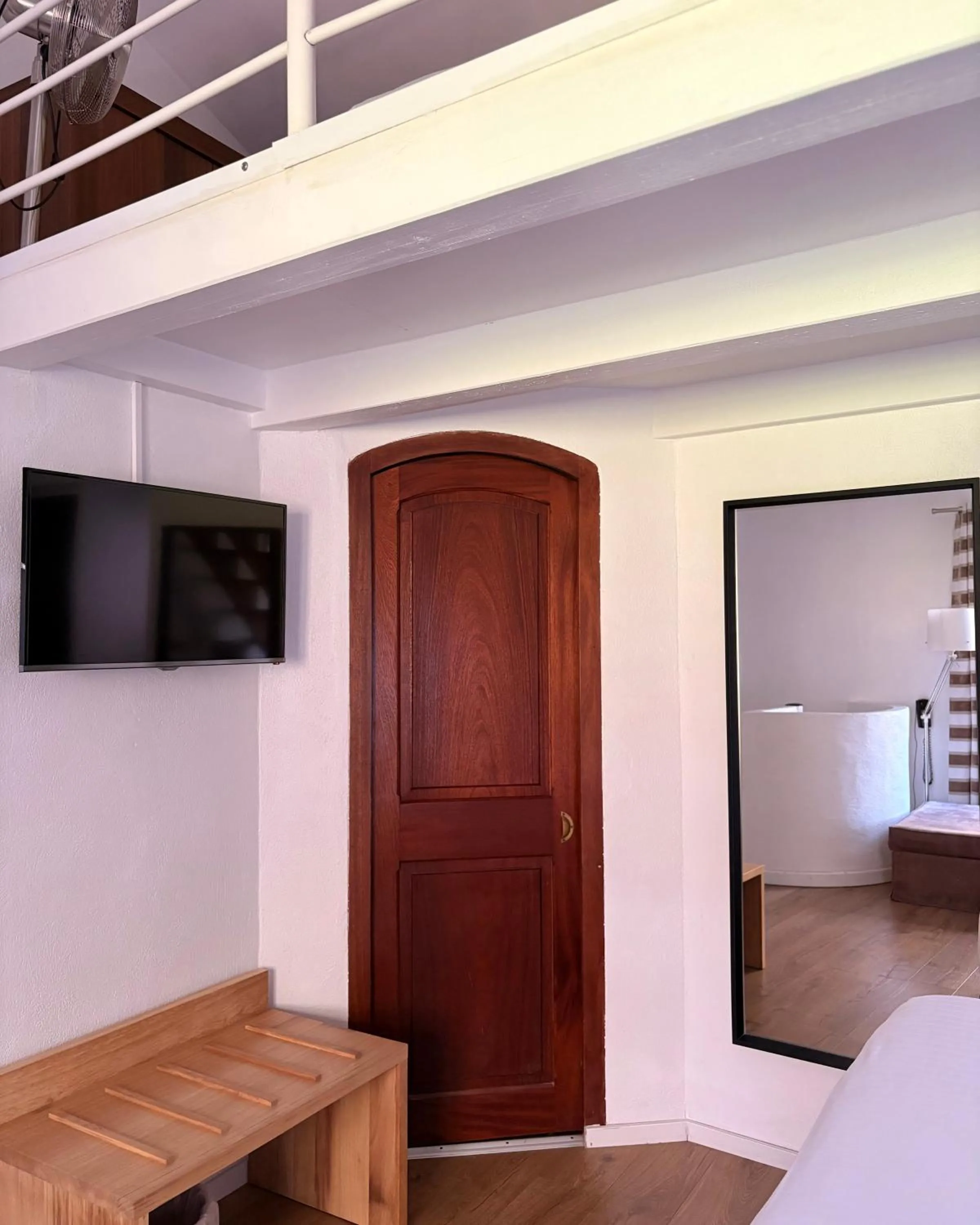 TV and multimedia in Hotel B Lodge
