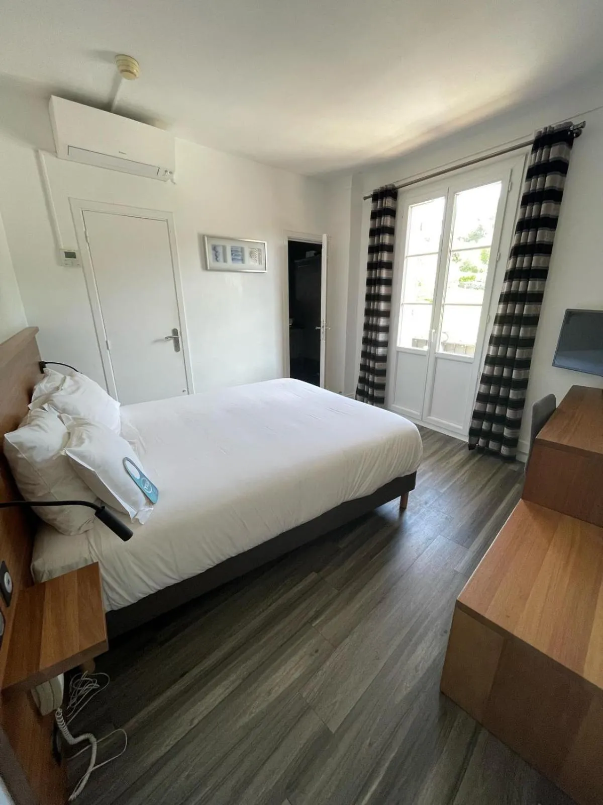 Bed in Hotel B Lodge