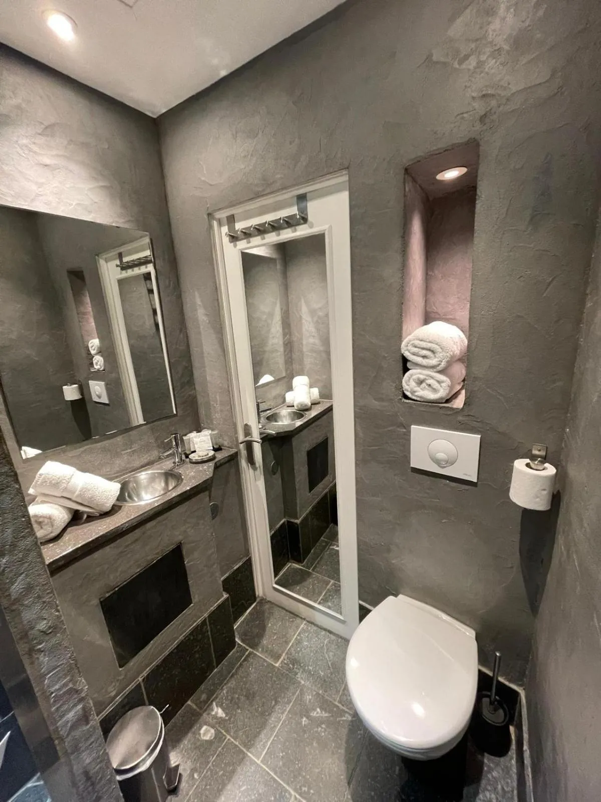 Shower in Hotel B Lodge