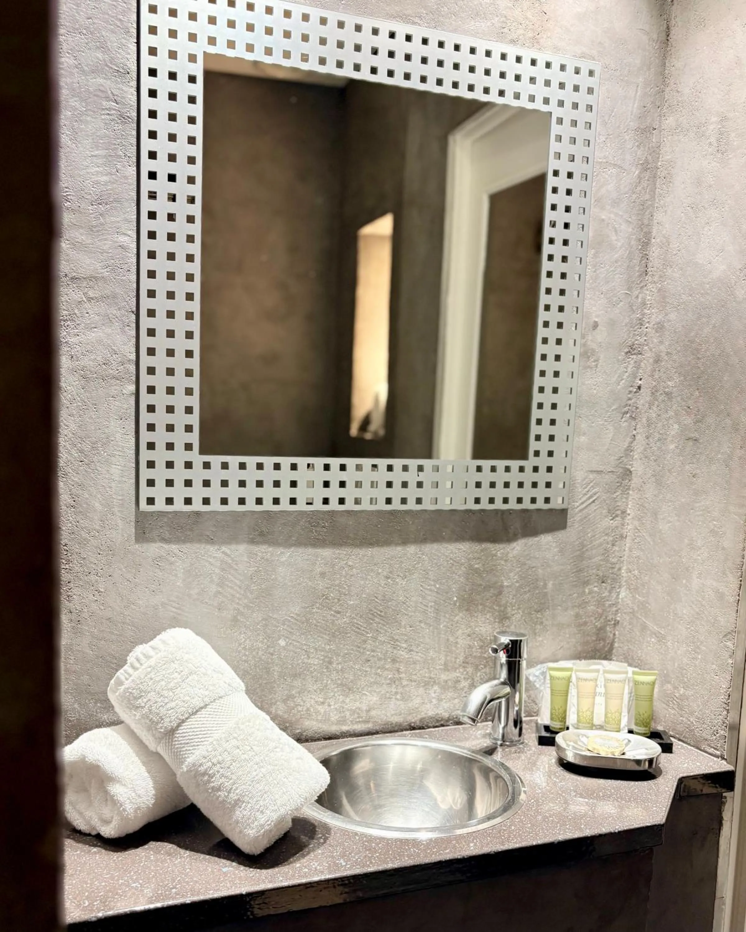 Bathroom in Hotel B Lodge