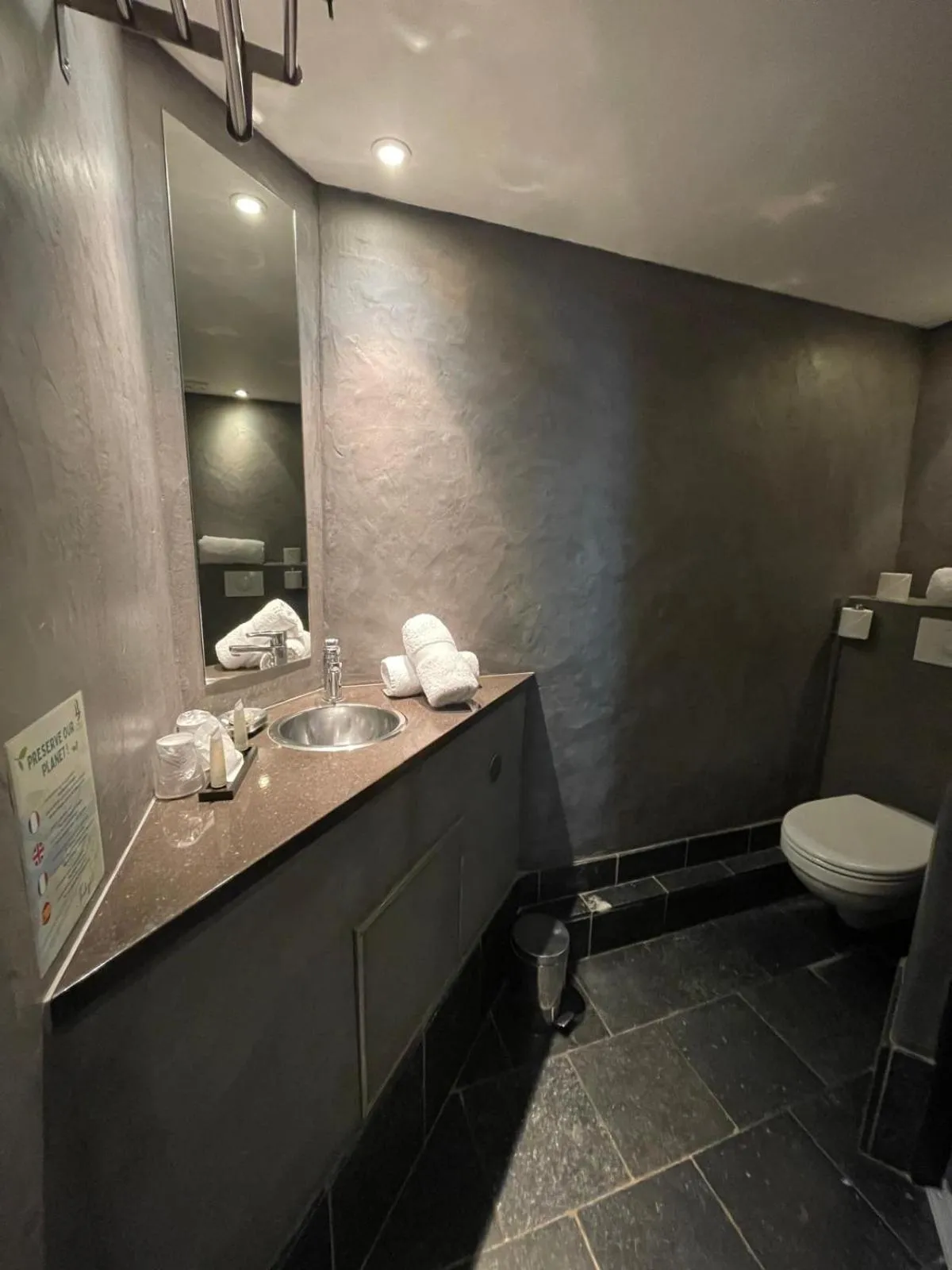 Bathroom in Hotel B Lodge