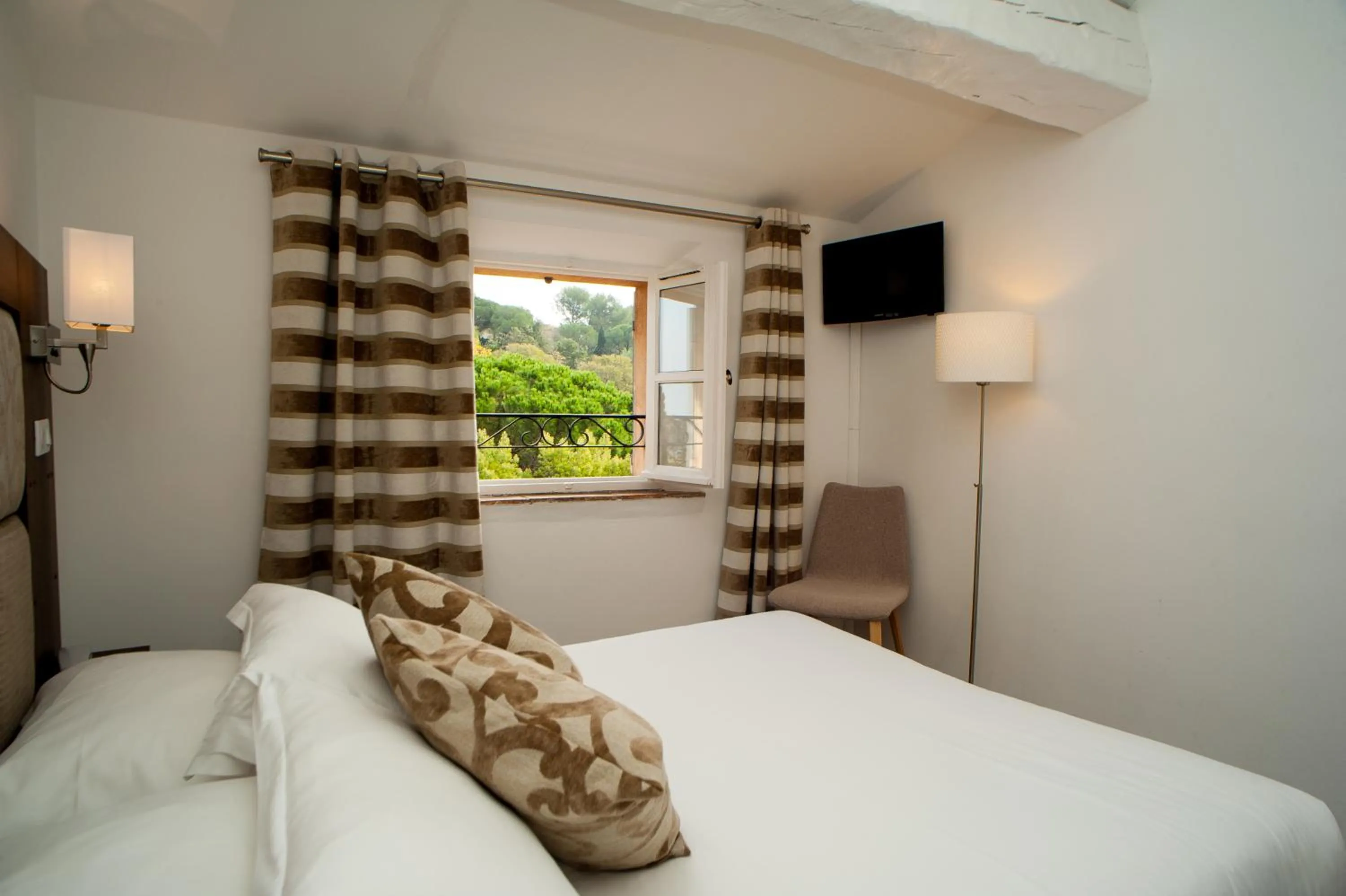 Bed in Hotel B Lodge