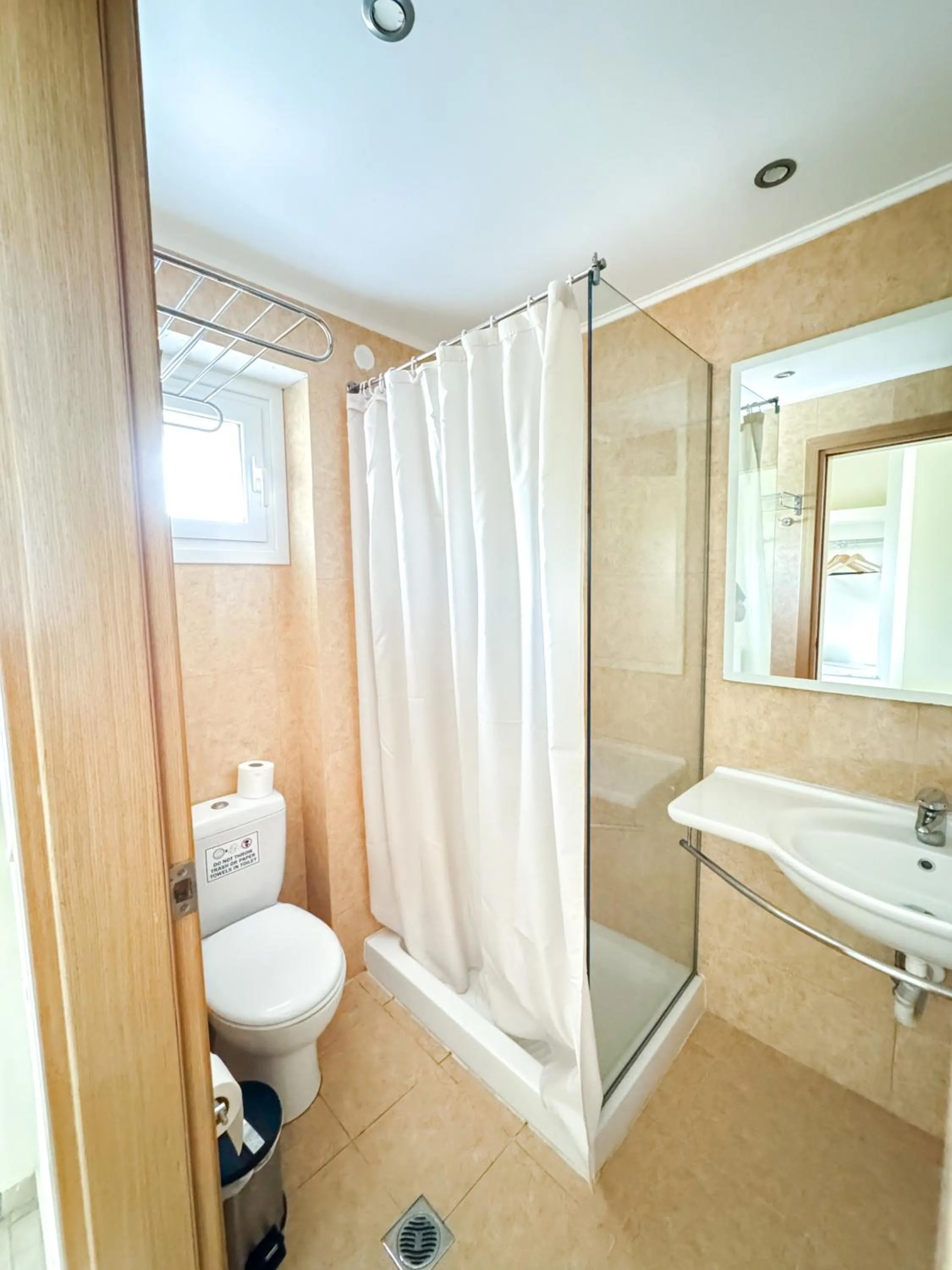 Shower in Kavos Plaza Hotel