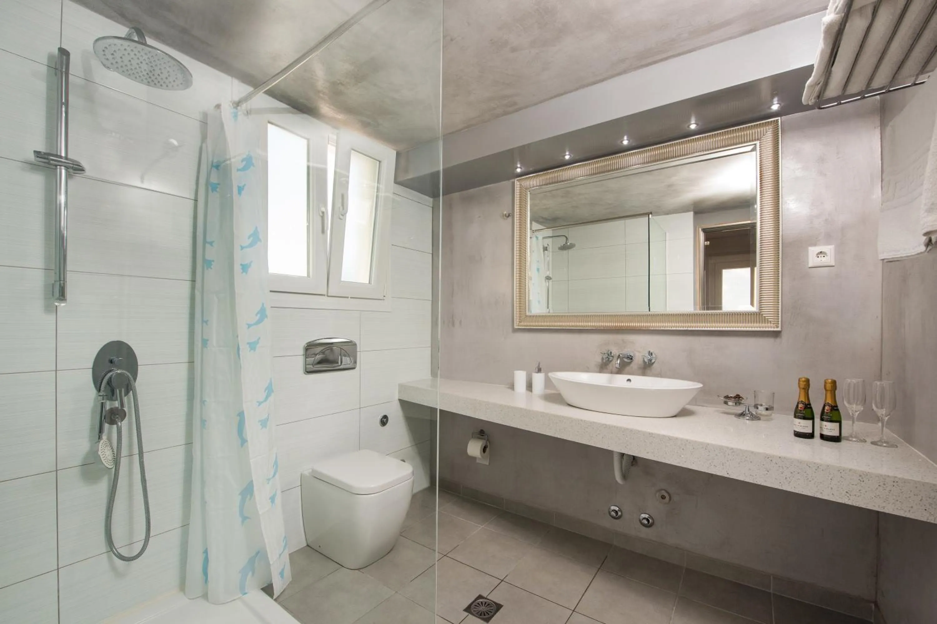 Shower in Kavos Plaza Hotel