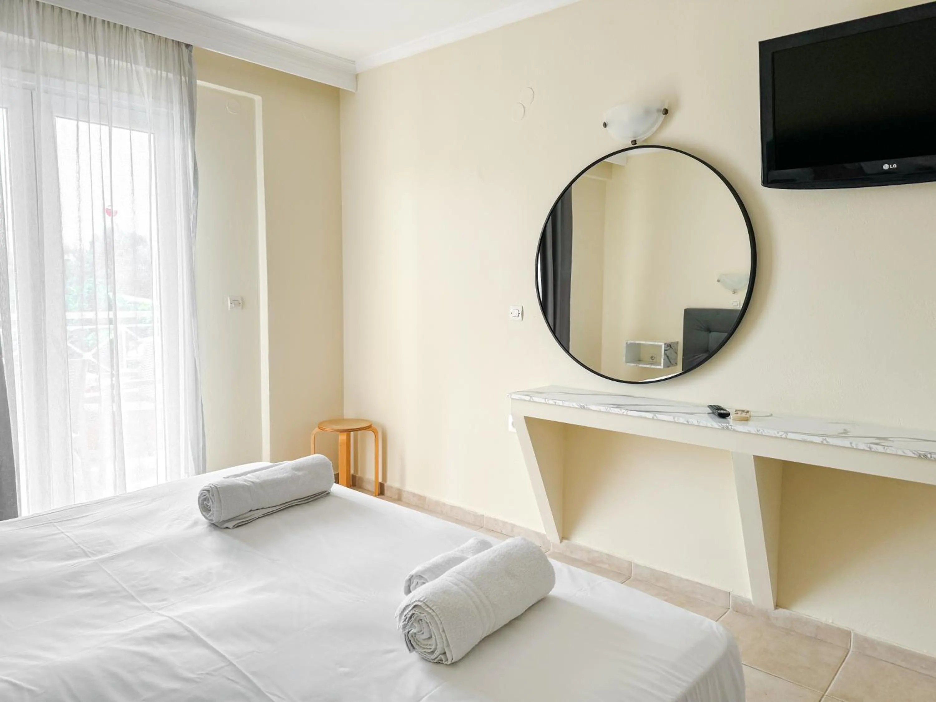 Bedroom, Bed in Kavos Plaza Hotel