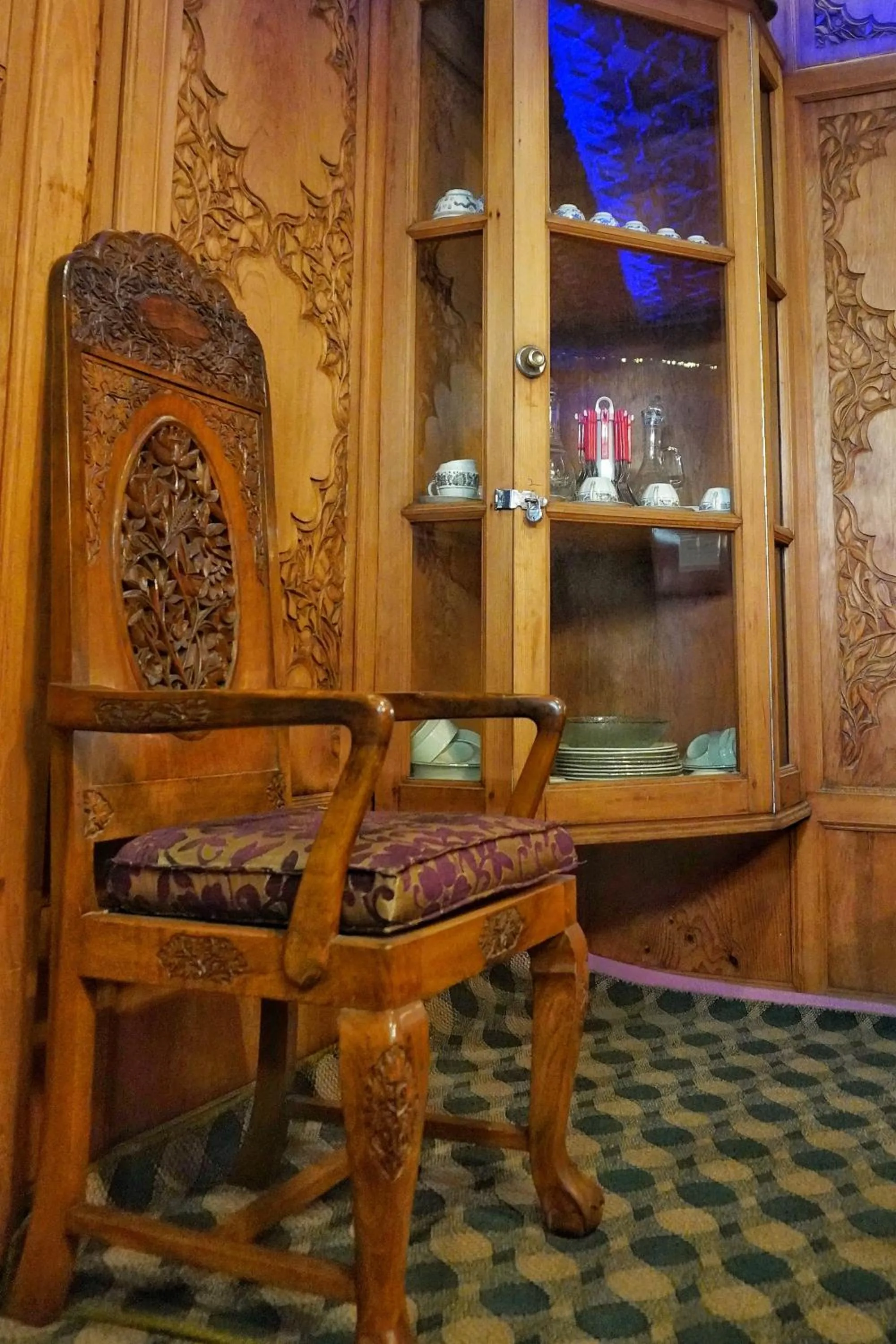 Restaurant/places to eat in Swan Group of Houseboats, Golden Dal Lake