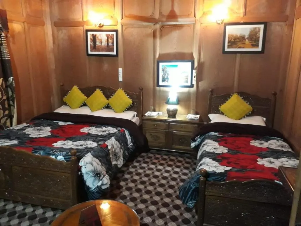 Bedroom, Bed in Swan Group of Houseboats, Golden Dal Lake