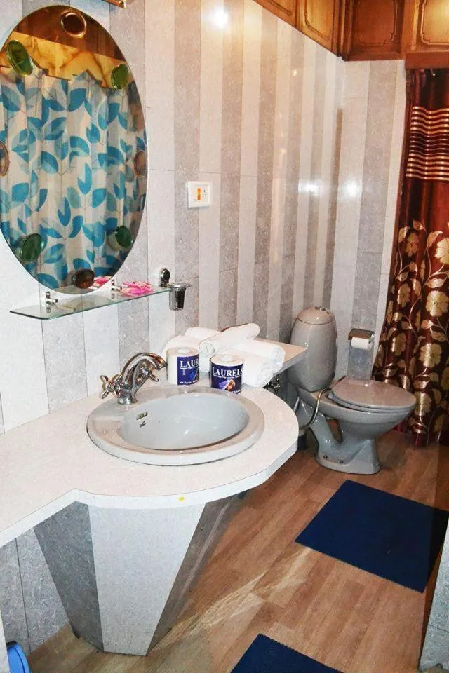 Bathroom in Swan Group of Houseboats, Golden Dal Lake