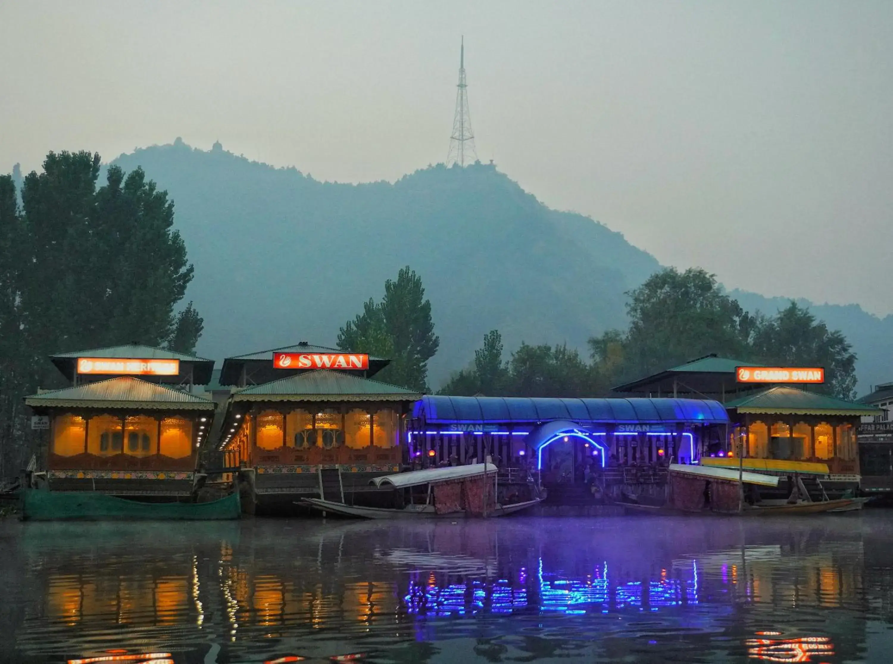 Property building in Swan Group of Houseboats, Golden Dal Lake Property building in Swan Group of Houseboats, Golden Dal Lake