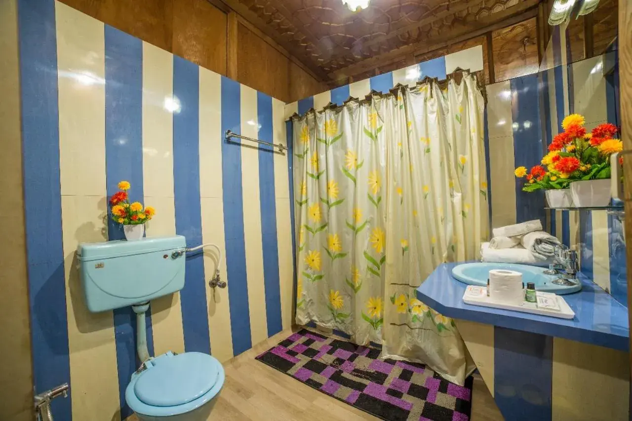 Bathroom in Swan Group of Houseboats, Golden Dal Lake Bathroom in Swan Group of Houseboats, Golden Dal Lake