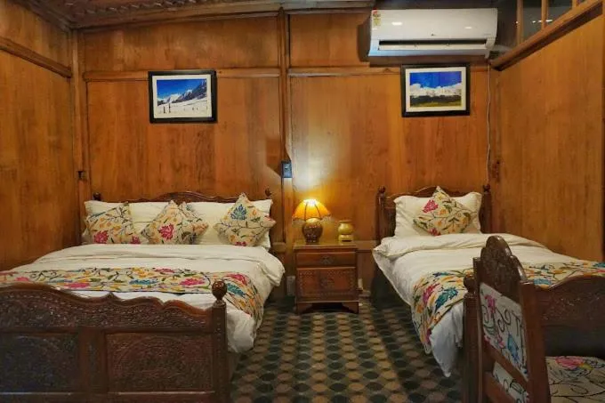 Bedroom, Bed in Swan Group of Houseboats, Golden Dal Lake