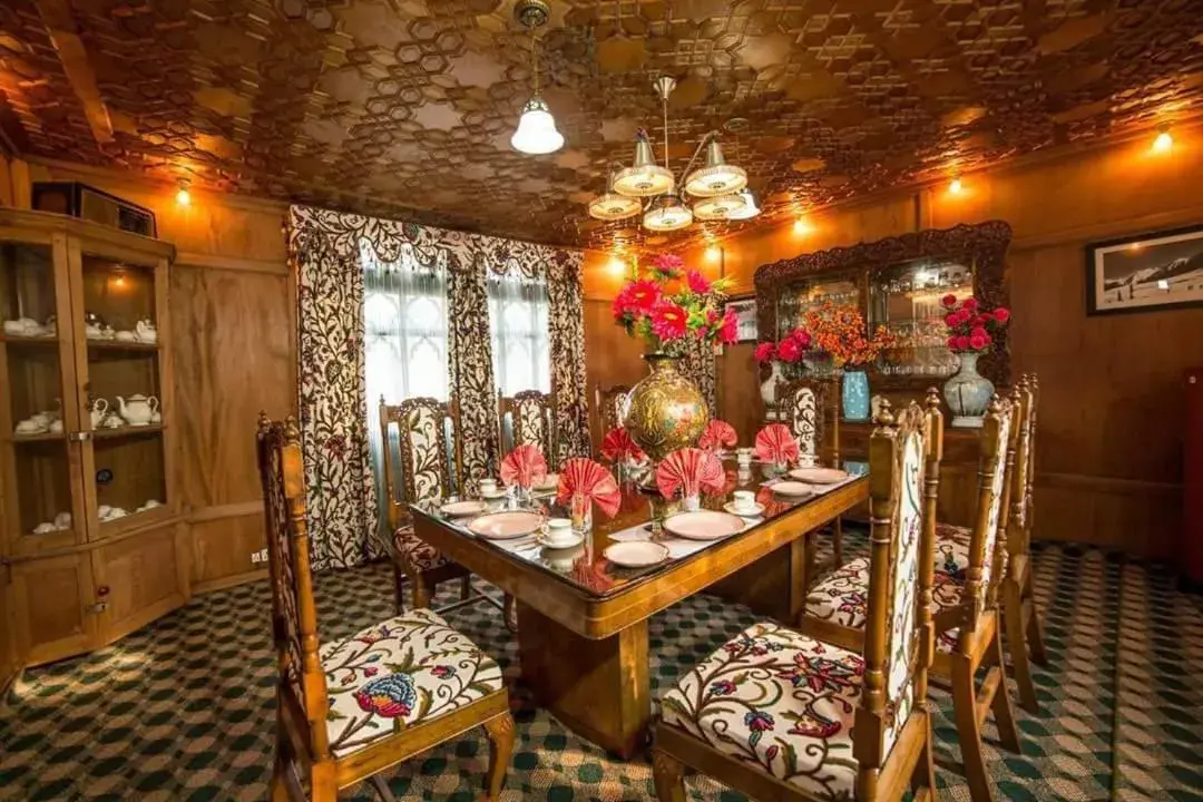 Restaurant/places to eat in Swan Group of Houseboats, Golden Dal Lake Restaurant/places to eat in Swan Group of Houseboats, Golden Dal Lake