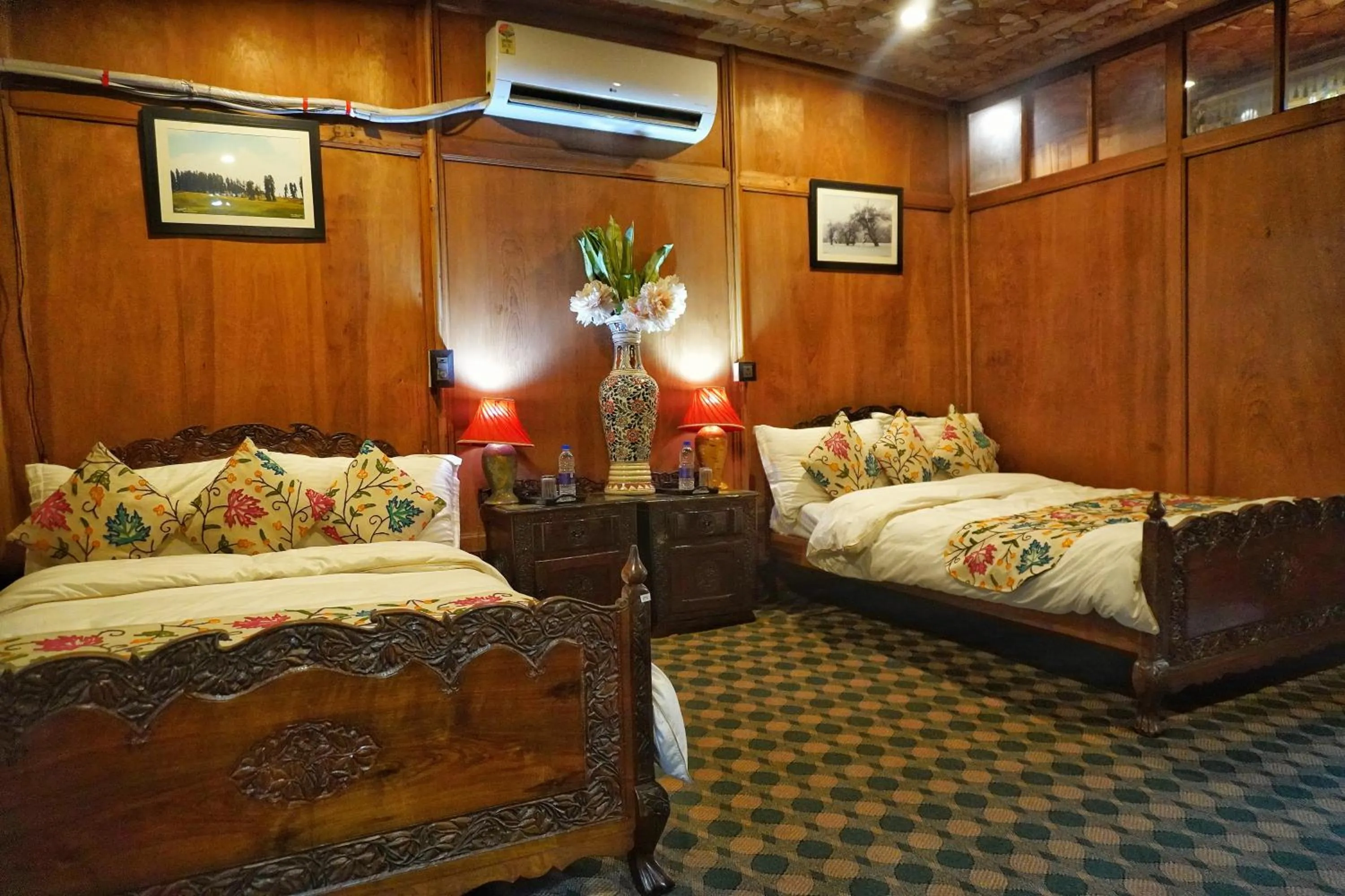 Bed in Swan Group of Houseboats, Golden Dal Lake