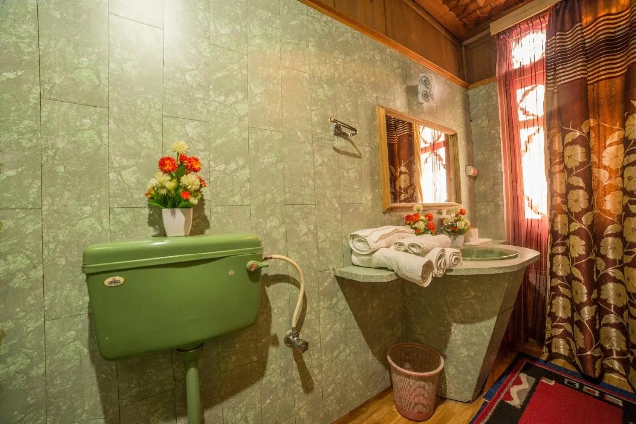 Bathroom in Swan Group of Houseboats, Golden Dal Lake