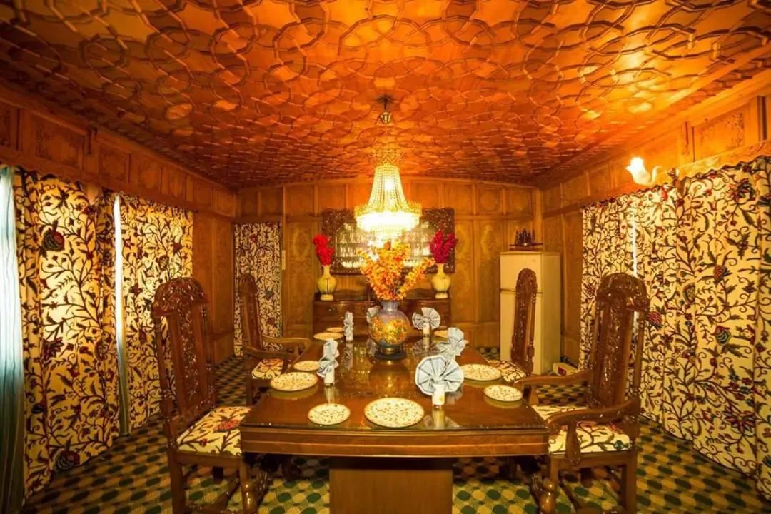 Restaurant/places to eat in Swan Group of Houseboats, Golden Dal Lake