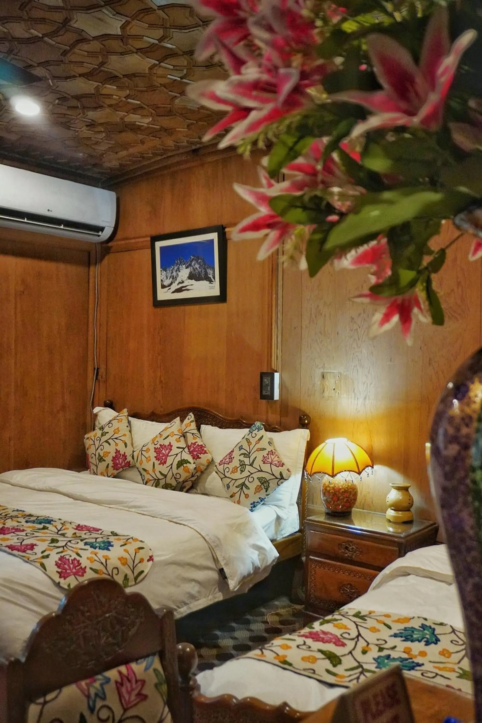 Bed in Swan Group of Houseboats, Golden Dal Lake