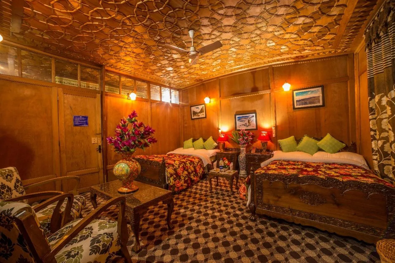 Bedroom, Bed in Swan Group of Houseboats, Golden Dal Lake