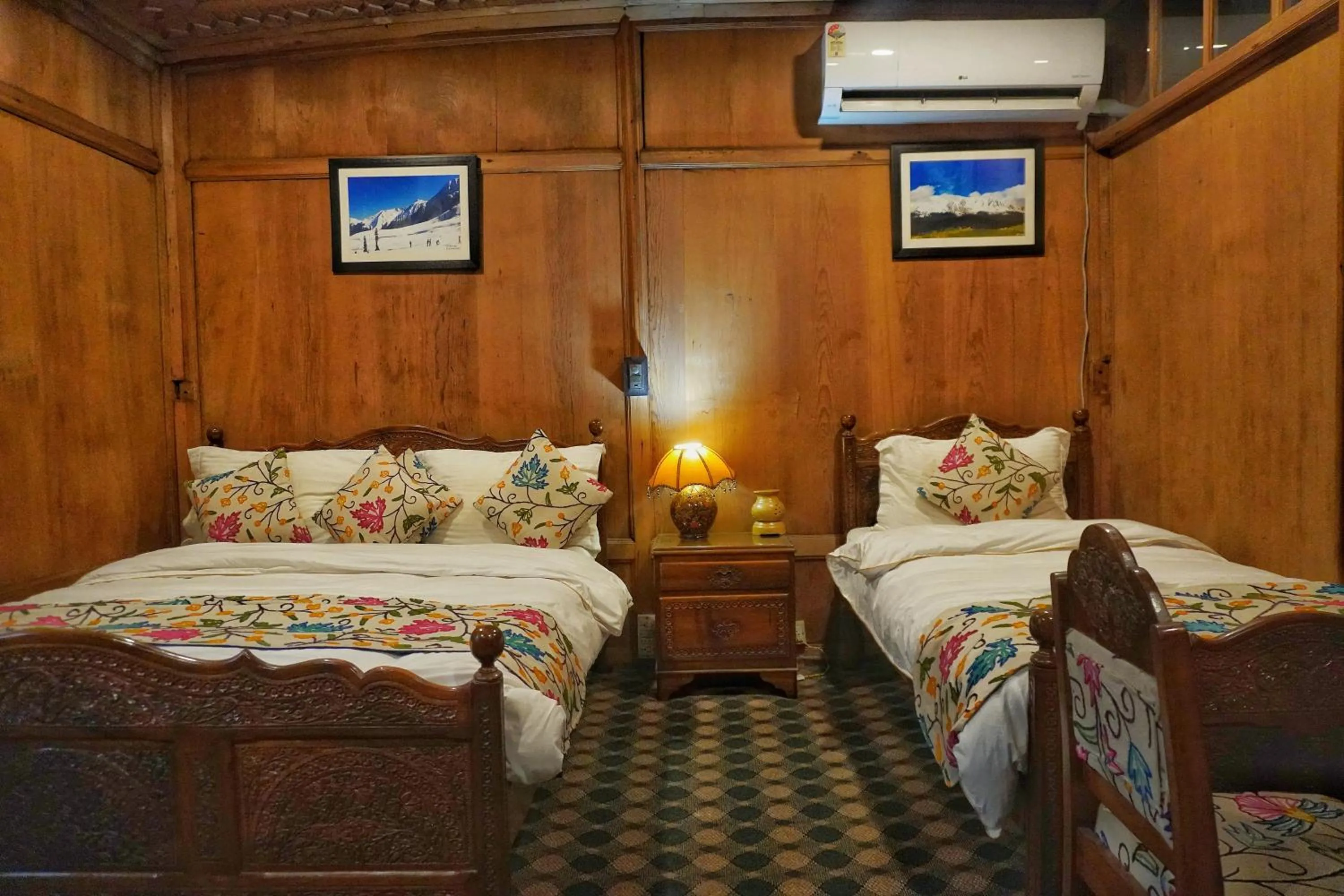 Bedroom, Bed in Swan Group of Houseboats, Golden Dal Lake