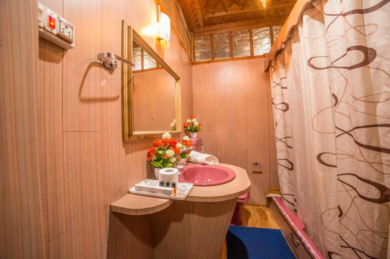 Bathroom in Swan Group of Houseboats, Golden Dal Lake
