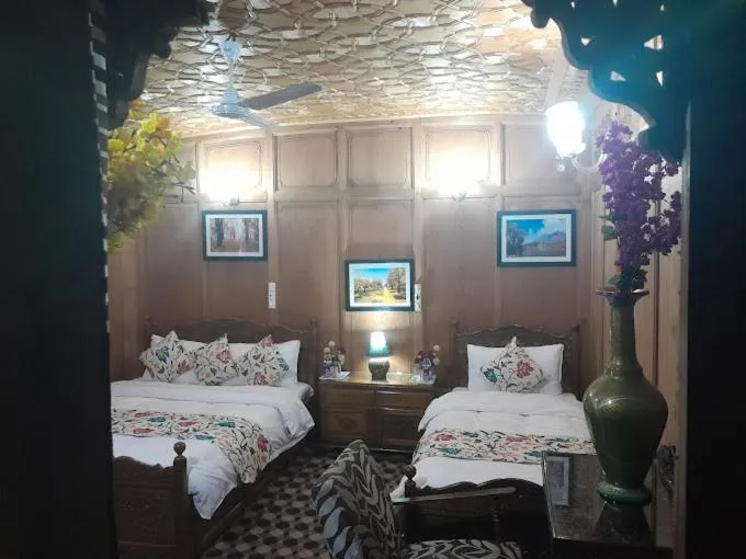 Bed in Swan Group of Houseboats, Golden Dal Lake