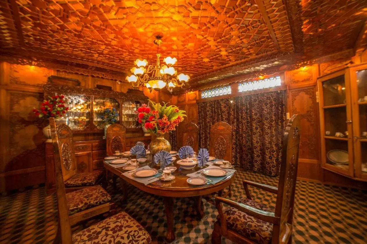 Restaurant/places to eat in Swan Group of Houseboats, Golden Dal Lake Restaurant/places to eat in Swan Group of Houseboats, Golden Dal Lake