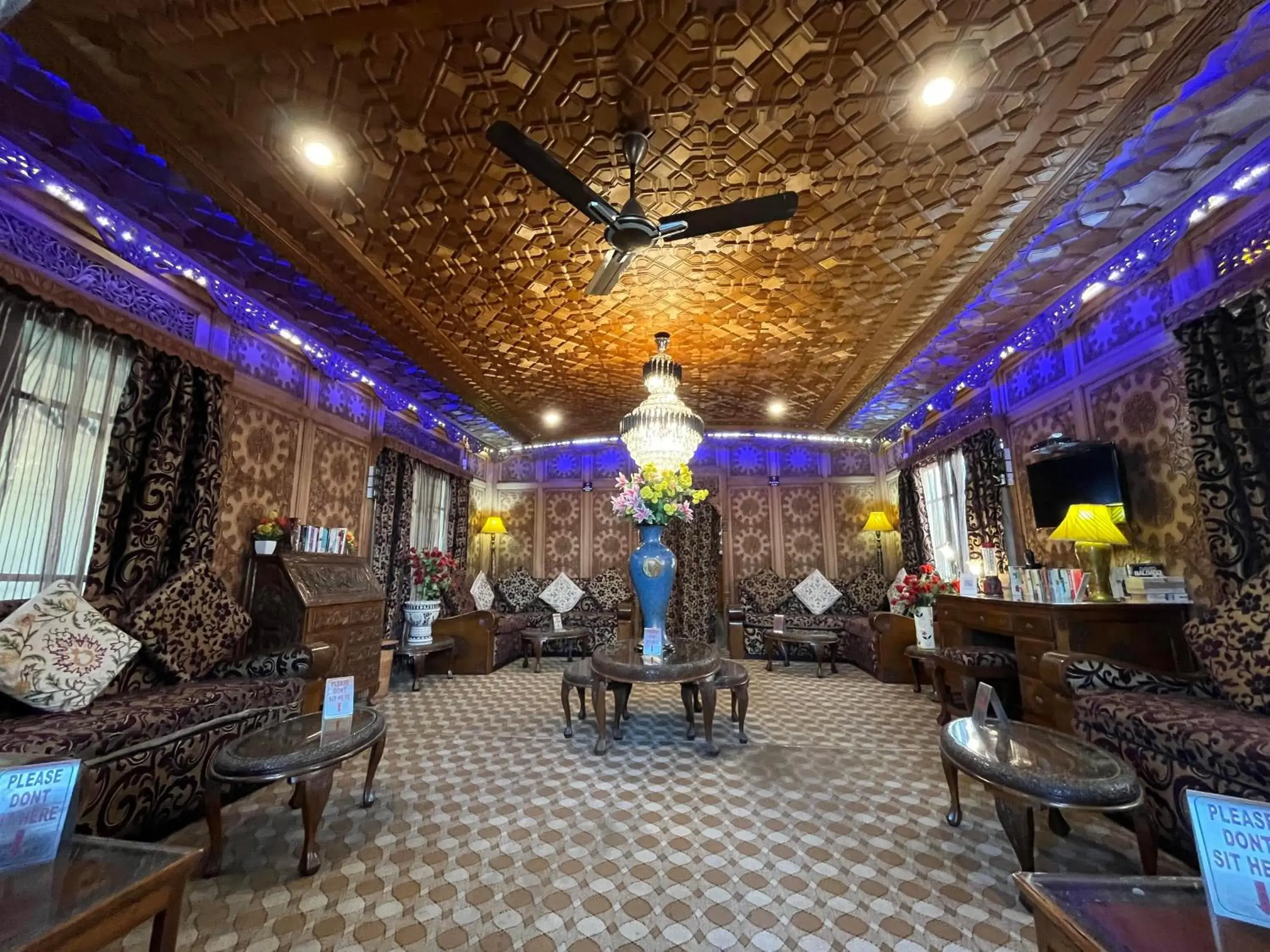 Living room in Swan Group of Houseboats, Golden Dal Lake Living room in Swan Group of Houseboats, Golden Dal Lake