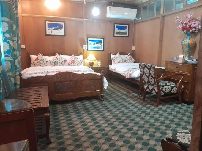 Bedroom, Bed in Swan Group of Houseboats, Golden Dal Lake