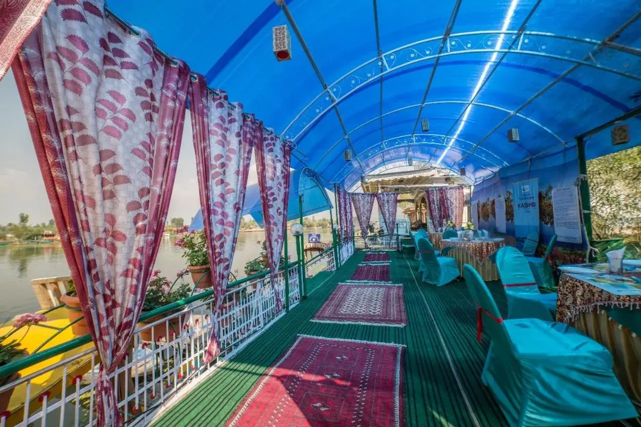 Restaurant/places to eat in Swan Group of Houseboats, Golden Dal Lake Restaurant/places to eat in Swan Group of Houseboats, Golden Dal Lake